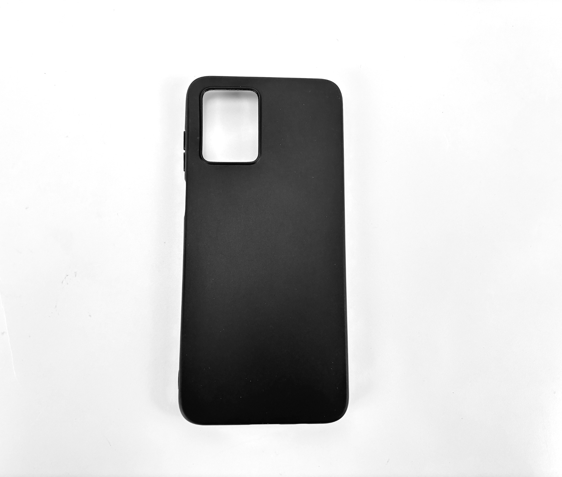 Custodia nera per telefono su sfondo bianco. La custodia ha un ritaglio per la fotocamera. Lo sfondo è bianco.
