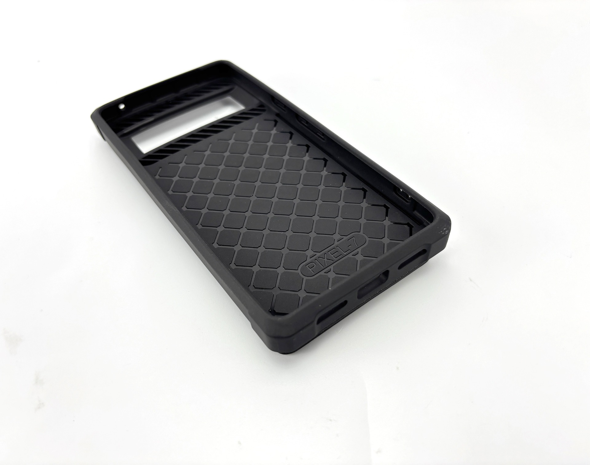 Eine schwarze Pixel 7-Handyhülle liegt auf einer weißen Oberfläche. Die Hülle hat eine strukturierte Rückseite und das Pixel-7-Branding.