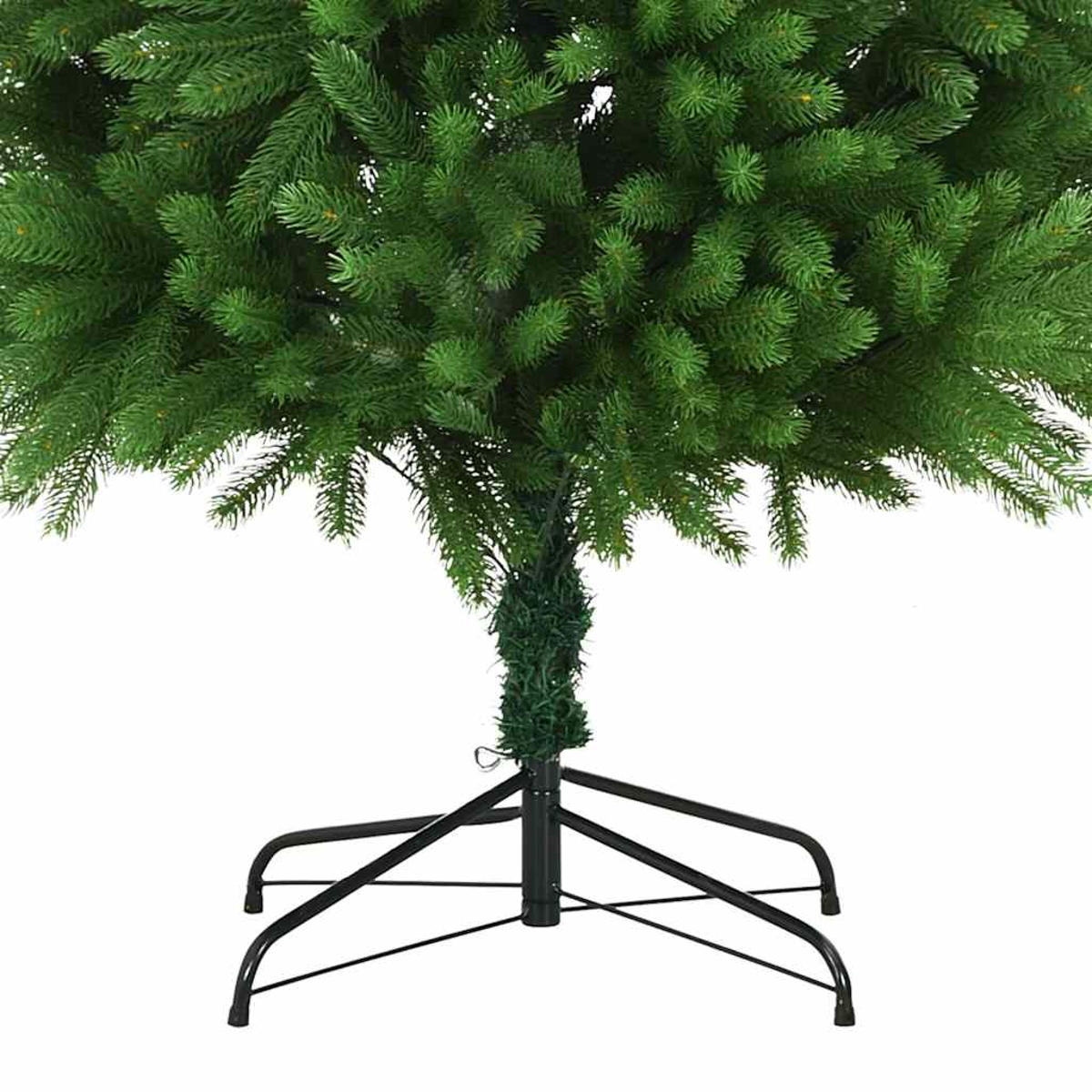 Ein grüner Weihnachtsbaum mit schwarzem Metallständer. Der Baum ist dicht, mit detaillierter Ansicht der Äste und Nadeln.