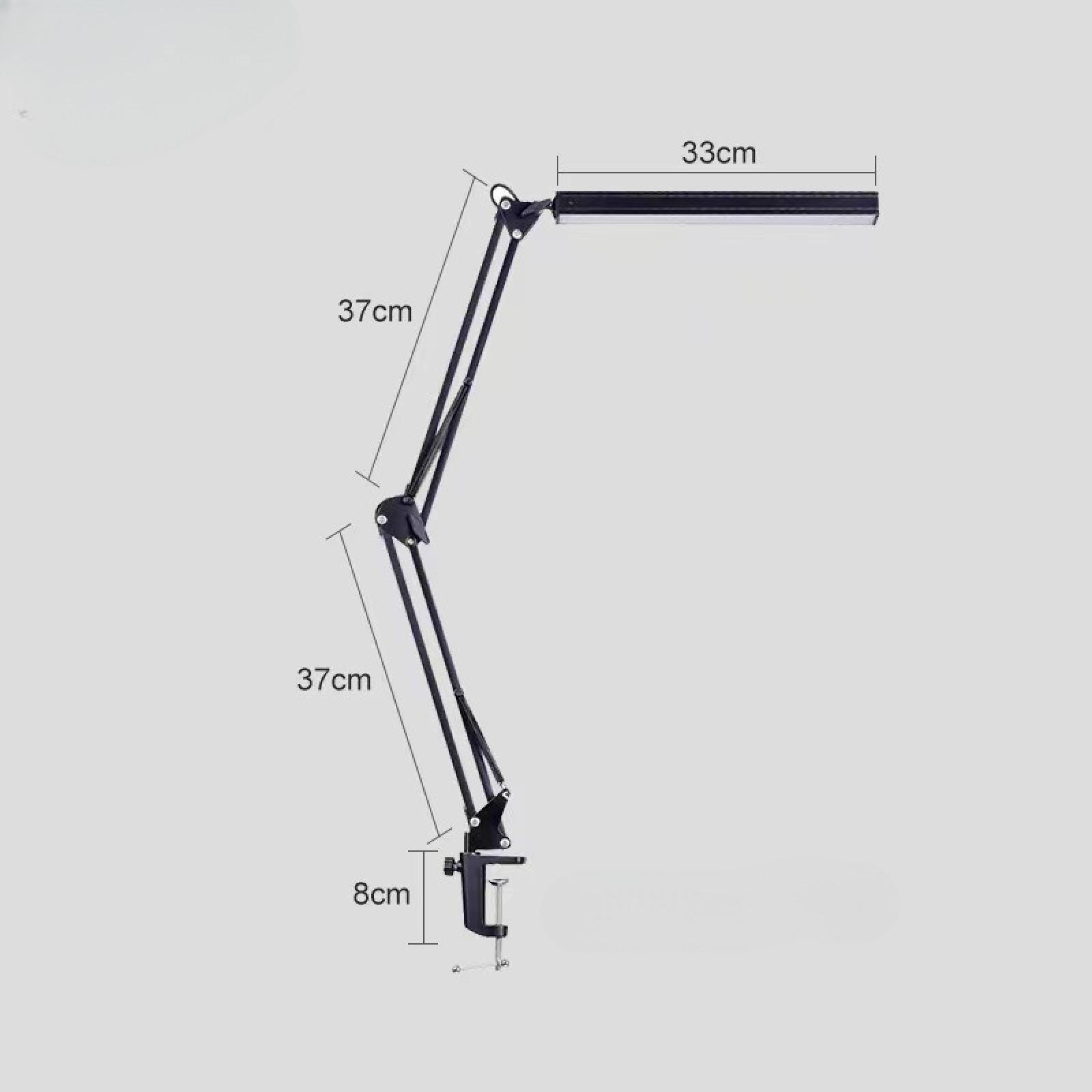 Eine schwarze Schreibtischlampe wird angezeigt. Die Lampe lässt sich ausfahren und hat ein rechteckiges Licht. Maße zeigen die Größe.