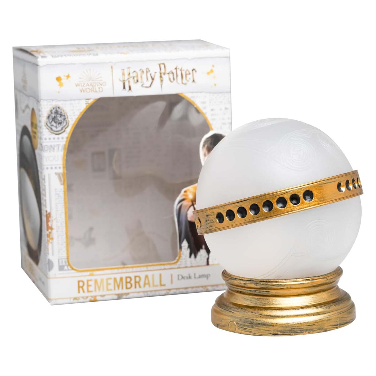 Una lampada da scrivania Harry Potter Remembrall. È un globo bianco con una fascia e una base dorate. C'è una scatola dietro.