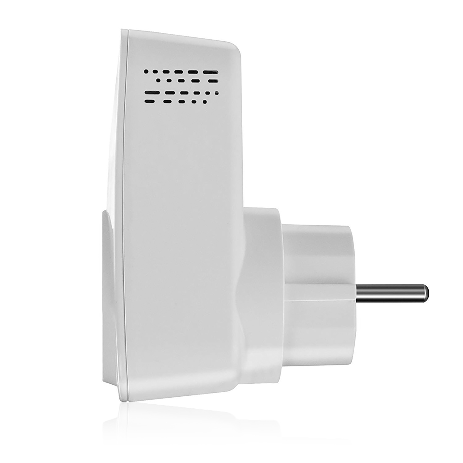 Se muestra un adaptador de enchufe inteligente blanco desde un lado. Tiene un enchufe europeo y una ventilación con múltiples ranuras horizontales.