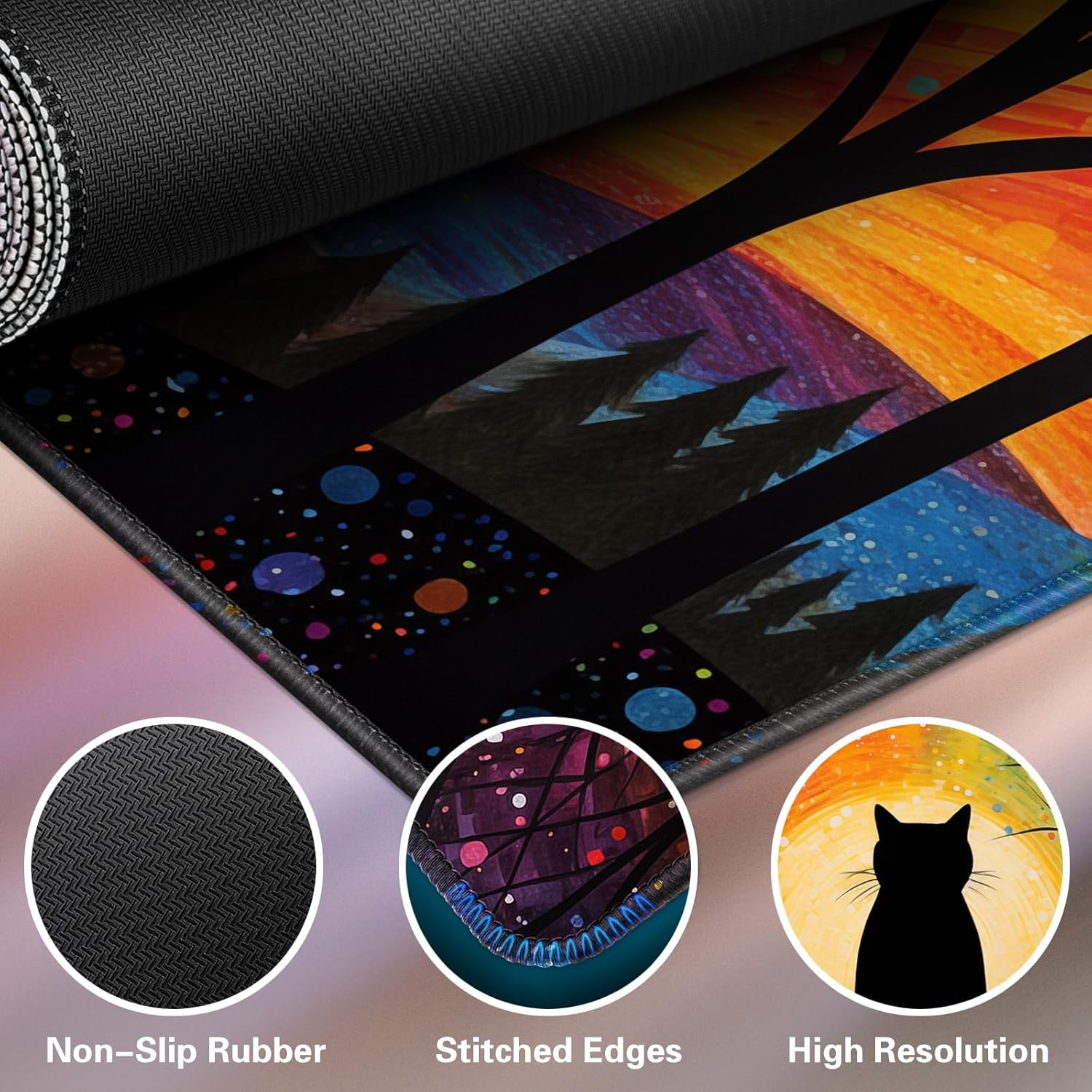 Mauspad mit bunter Illustration von Bäumen und einer Katzen-Silhouette, mit rutschfestem Gummi, genähten Kanten und hoher Auflösung.