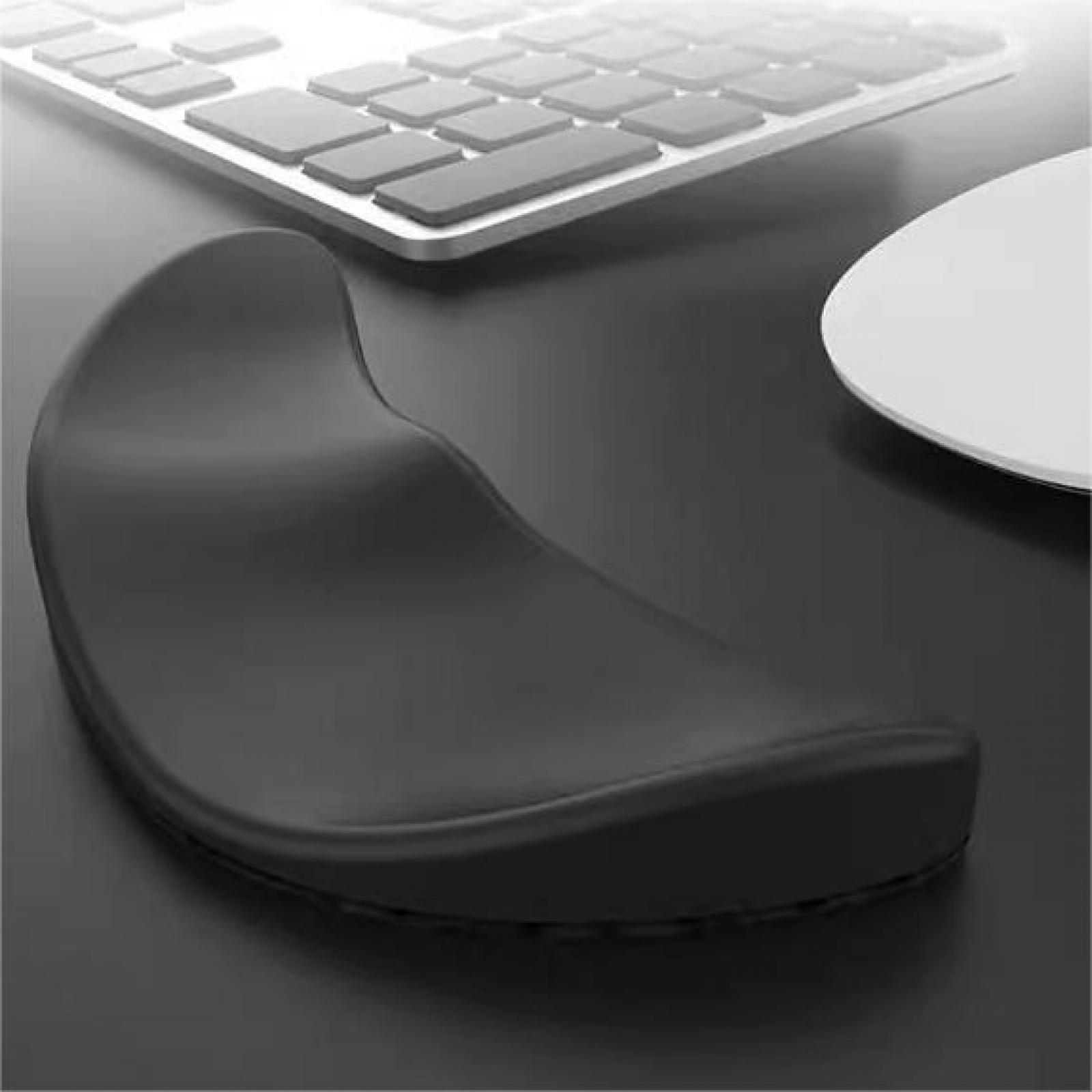 Schwarze ergonomische Handgelenkauflage, weiße Tastatur und Maus auf schwarzer Oberfläche.