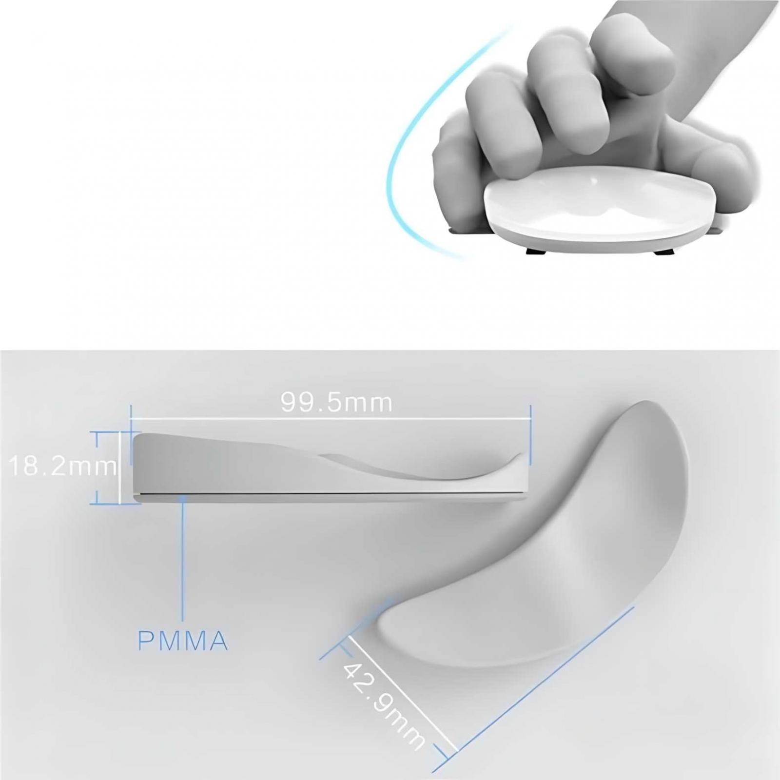 Eine Hand, die eine weiße Maus hält. Darunter eine weiße PMMA-Mausruhe und Messungen.