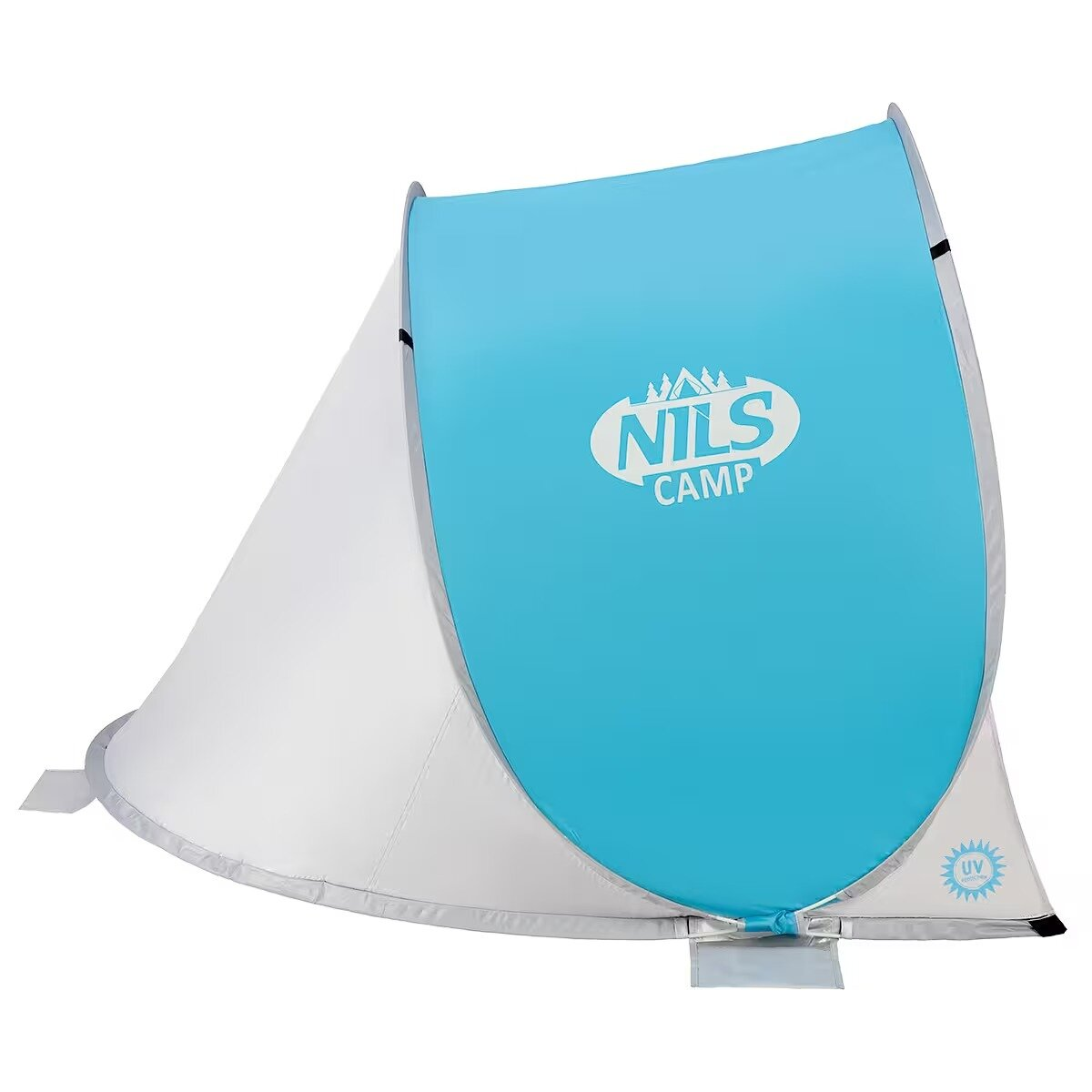 Een pop-up kampeertent. Het heeft een blauwe voorkant met het 'NILS CAMP' logo, witte zijkanten en een UV-beschermingspictogram.
