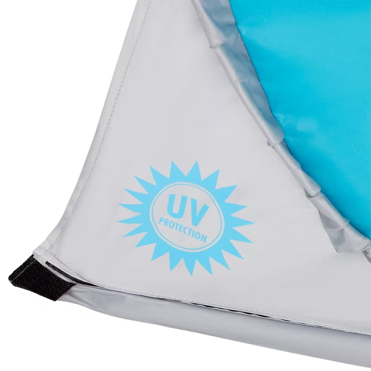 Close-up van een UV-beschermingstent. Grijze stof met een blauw UV-beschermingslogo. Een blauw interieur is zichtbaar. Zwarte stof aan de onderkant.