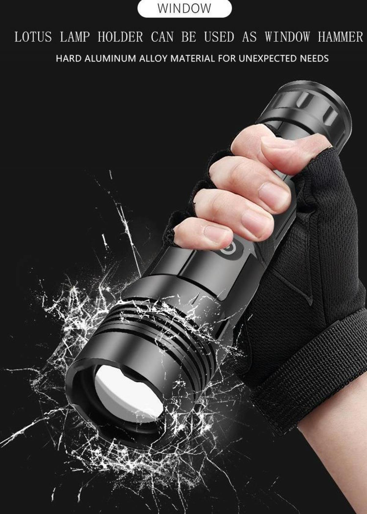 Eine Hand mit schwarzem Handschuh hält eine schwarze Taschenlampe. Die Taschenlampe zerbricht ein Fenster, Risse strahlen nach außen ab.