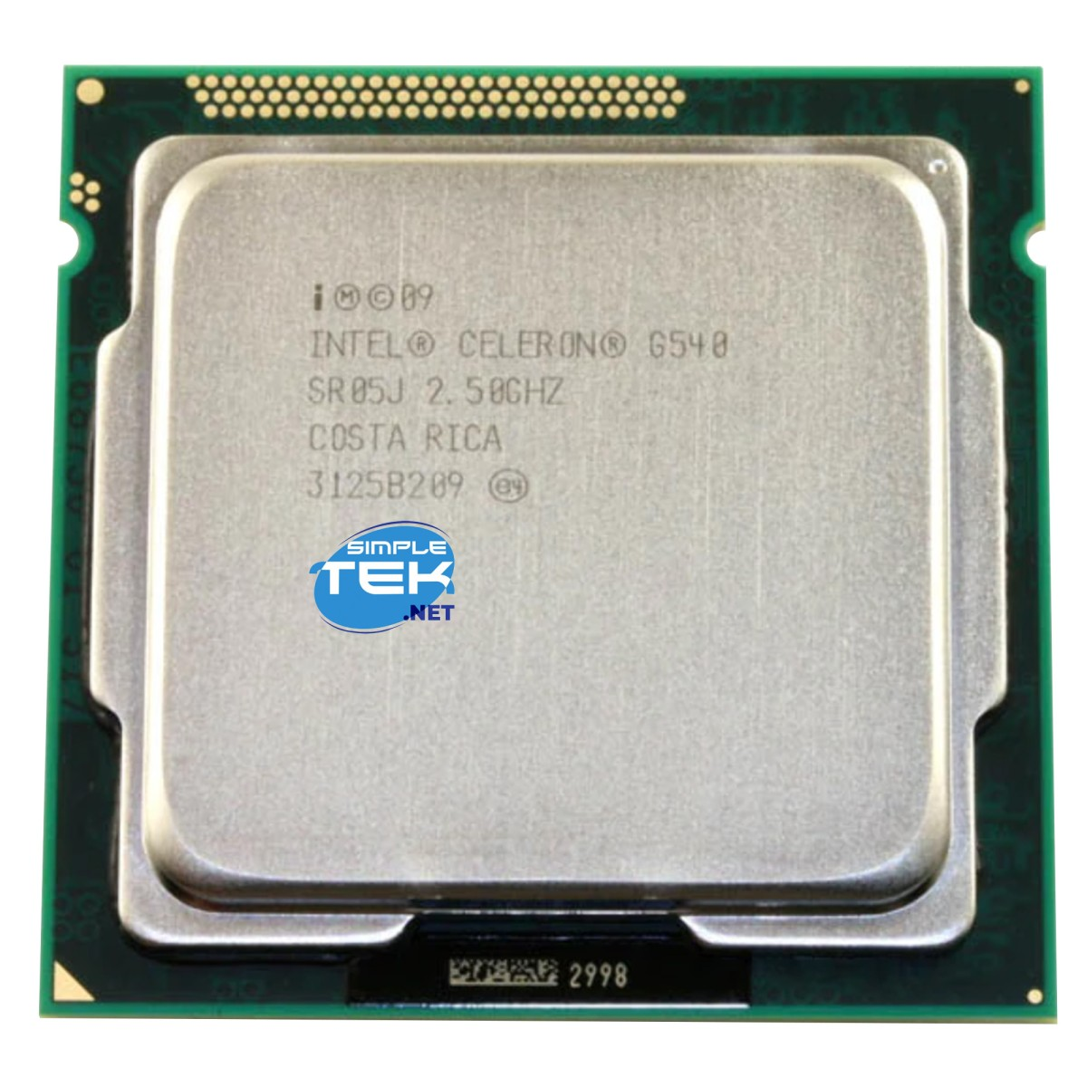 Primo piano di un processore Intel Celeron G540, con dettagli testuali e il logo Simple Tek. Cornice verde del circuito stampato.