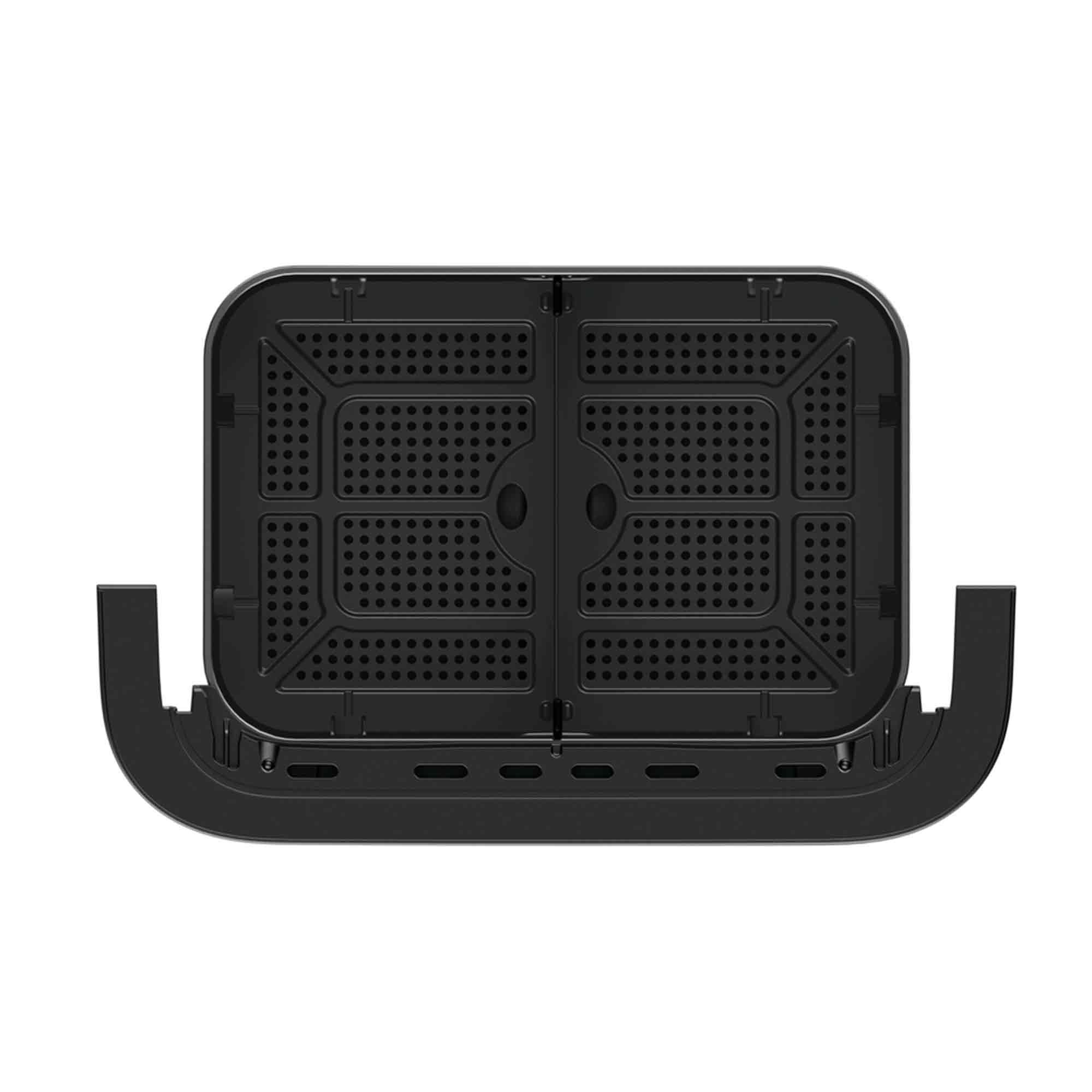 Cesta negra de freidora de aire con superficie perforada, bisagras y base, aislada sobre fondo blanco.