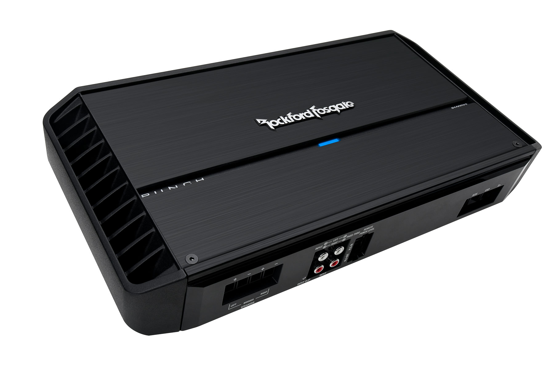 Schwarzer Rockford Fosgate Verstärker. Er hat ein blaues Licht, Belüftung an der Seite und Ein-/Ausgangsanschlüsse. Der Markenname ist sichtbar.