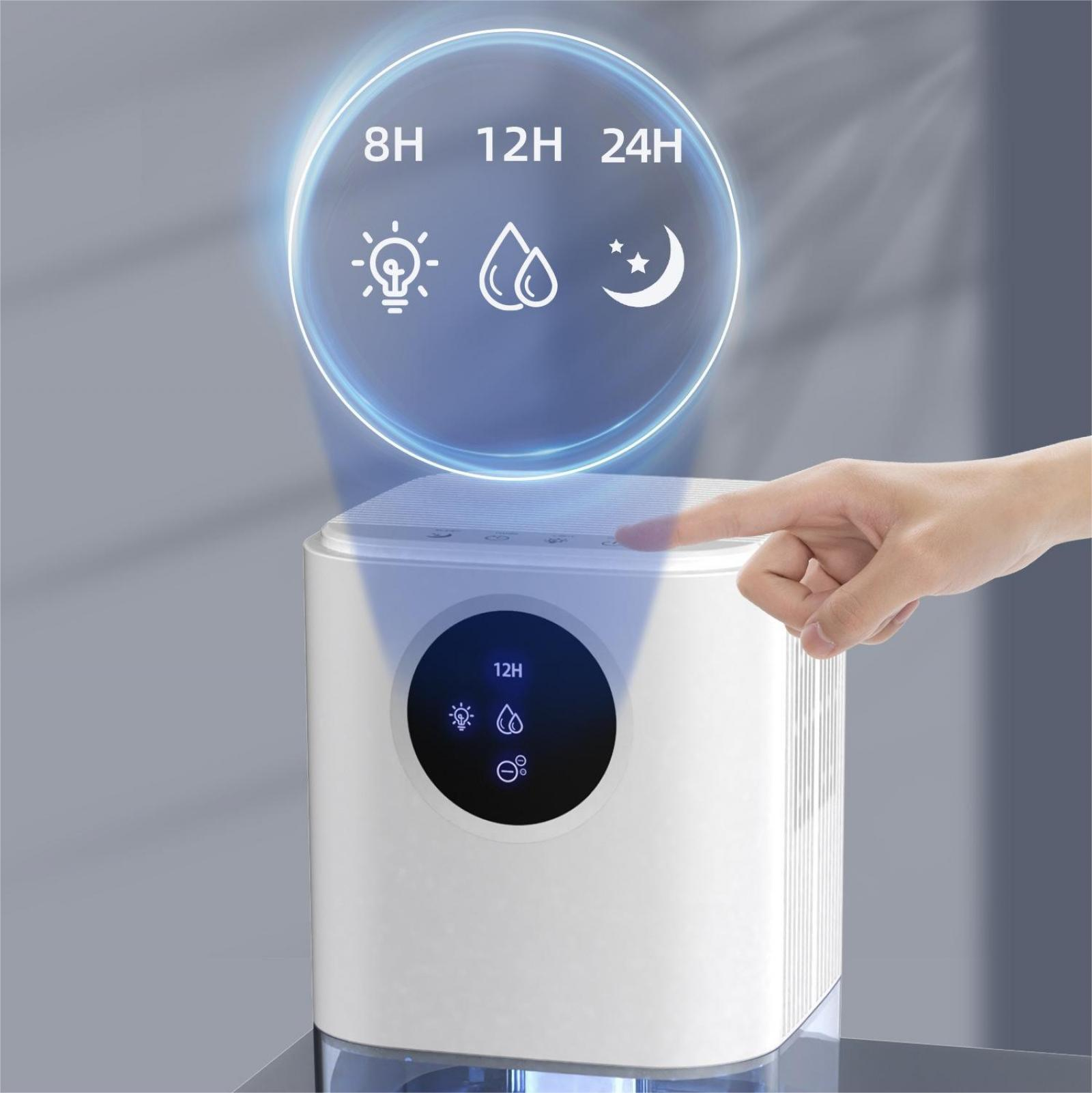 Eine Hand berührt einen weißen Luftreiniger. Er hat ein digitales Display mit Symbolen und Zeiteinstellungen.