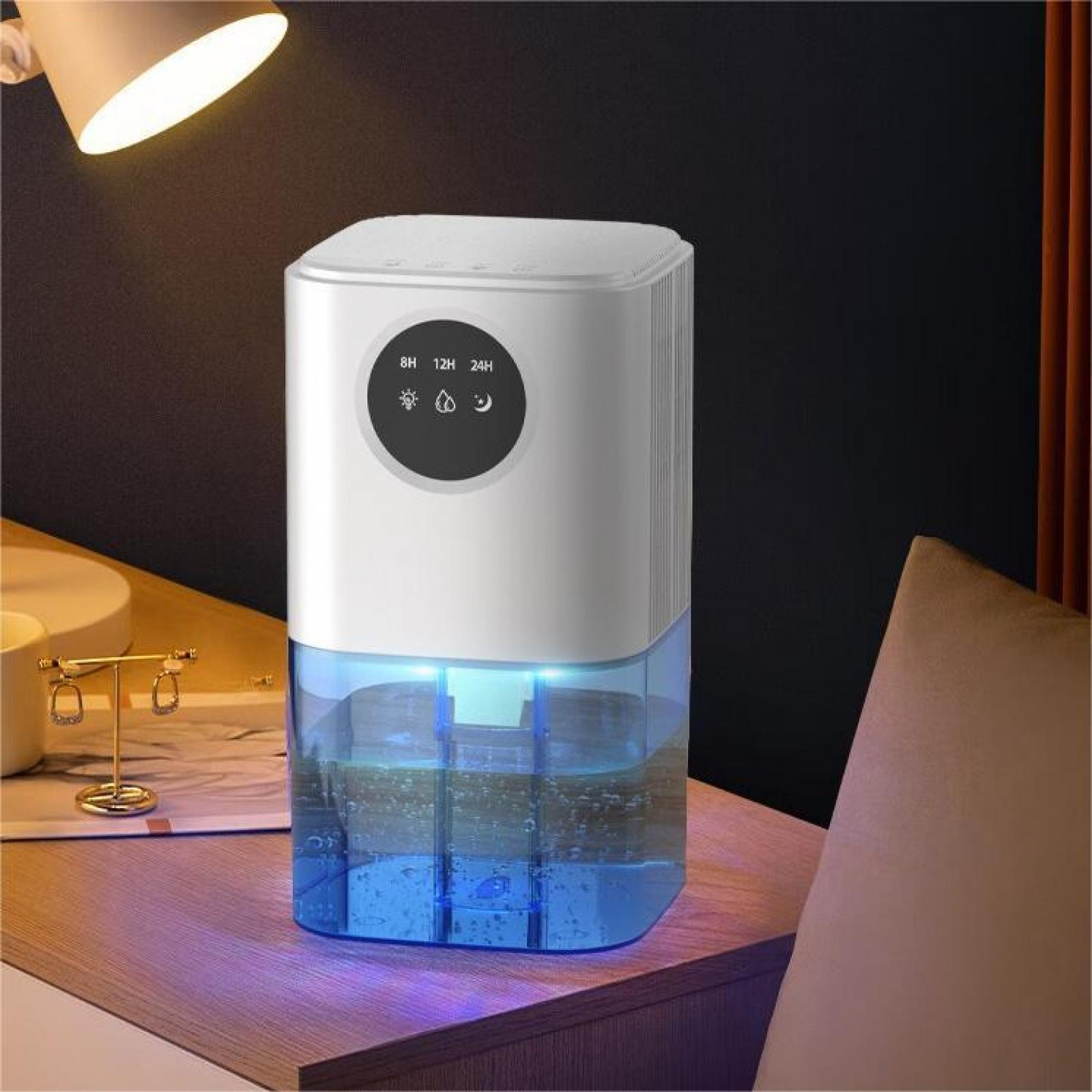 Ein weiß-blauer Luftentfeuchter auf einer Holzoberfläche. Eine Lampe beleuchtet die Szene. Im Hintergrund befindet sich ein Kissen.