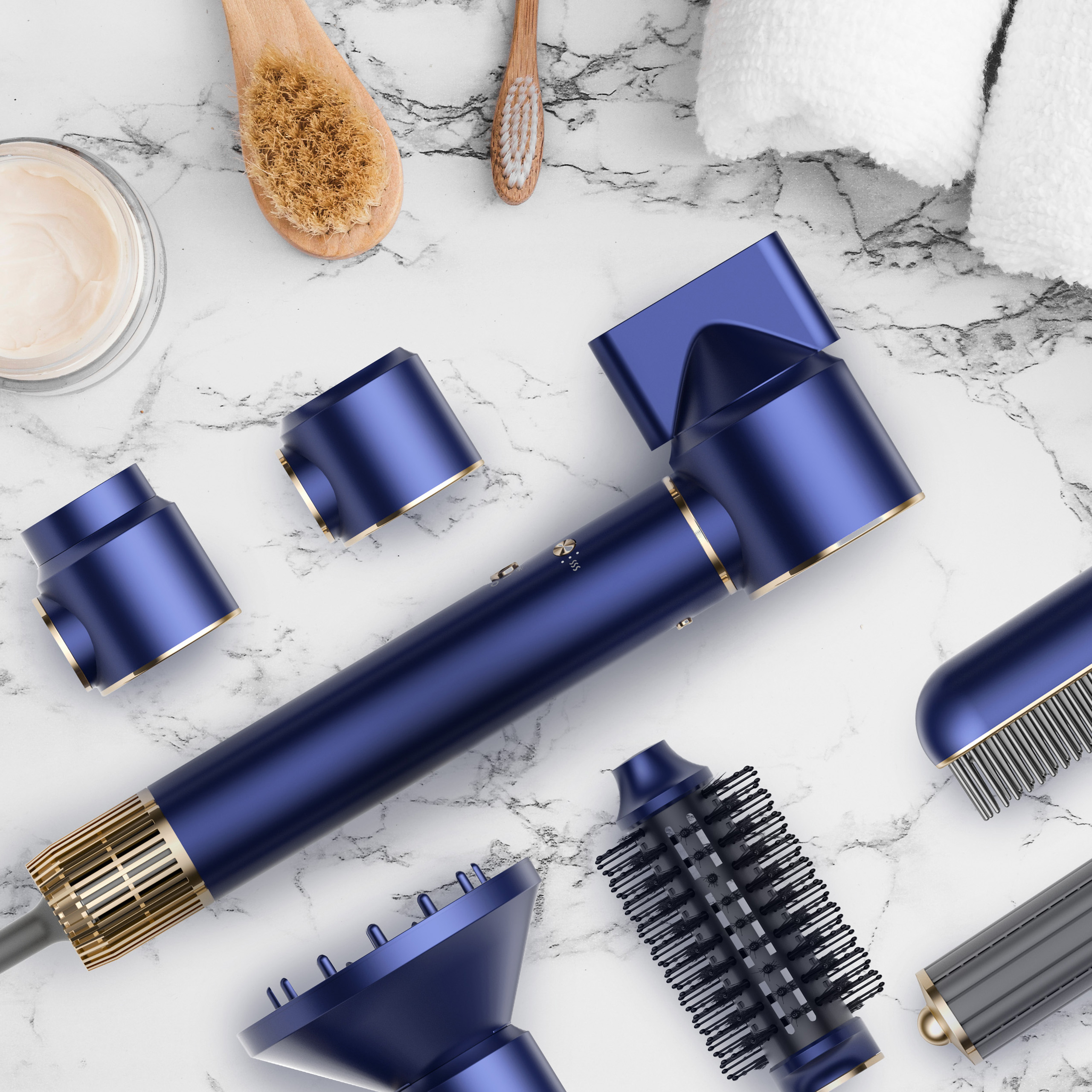 Niebieska suszarka do włosów i akcesoria na marmurowej powierzchni, ze szczotką, słoiczkiem kremu i ręcznikami.