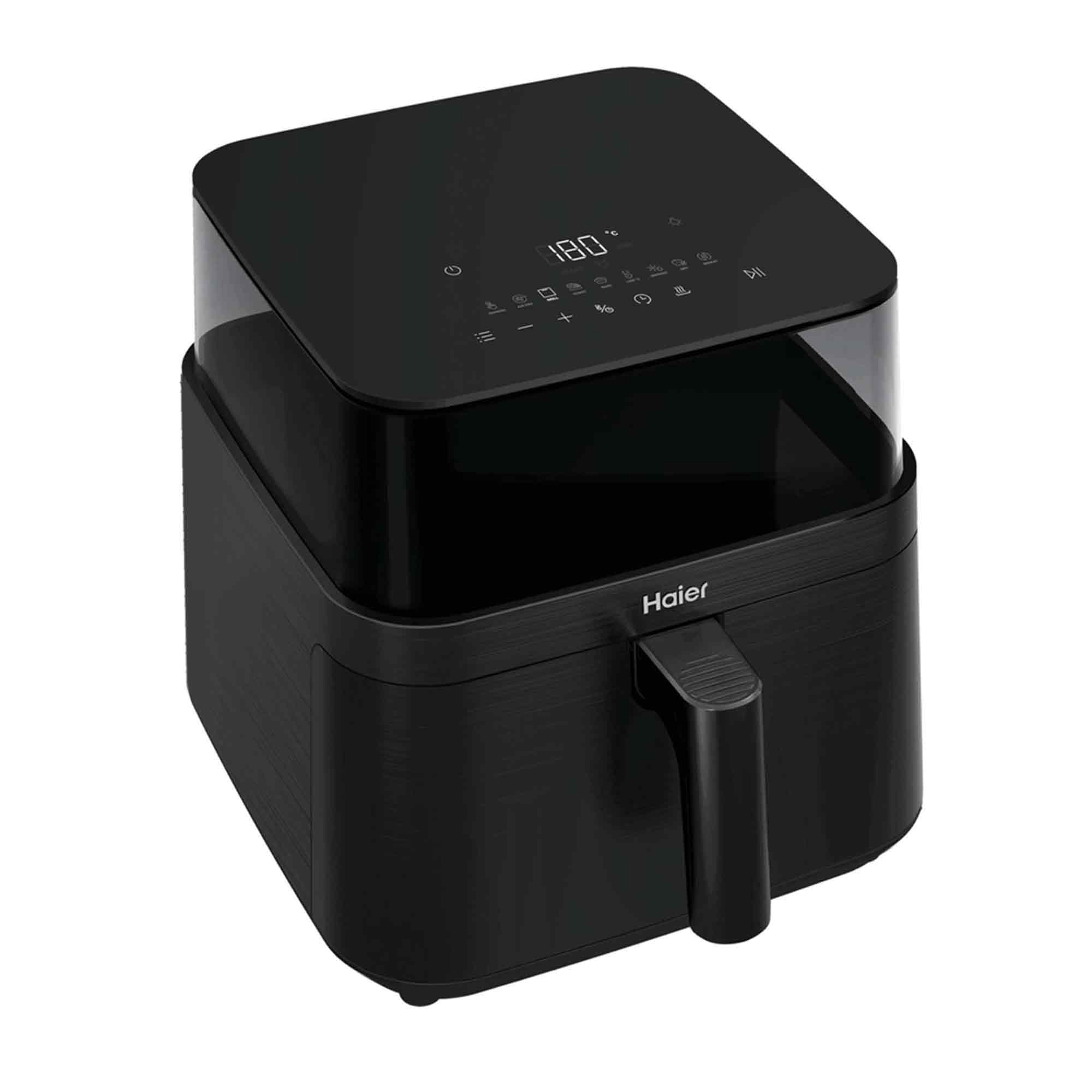 Una freidora de aire Haier negra. Tiene una pantalla digital que muestra 180 grados. El asa está en el lado derecho.