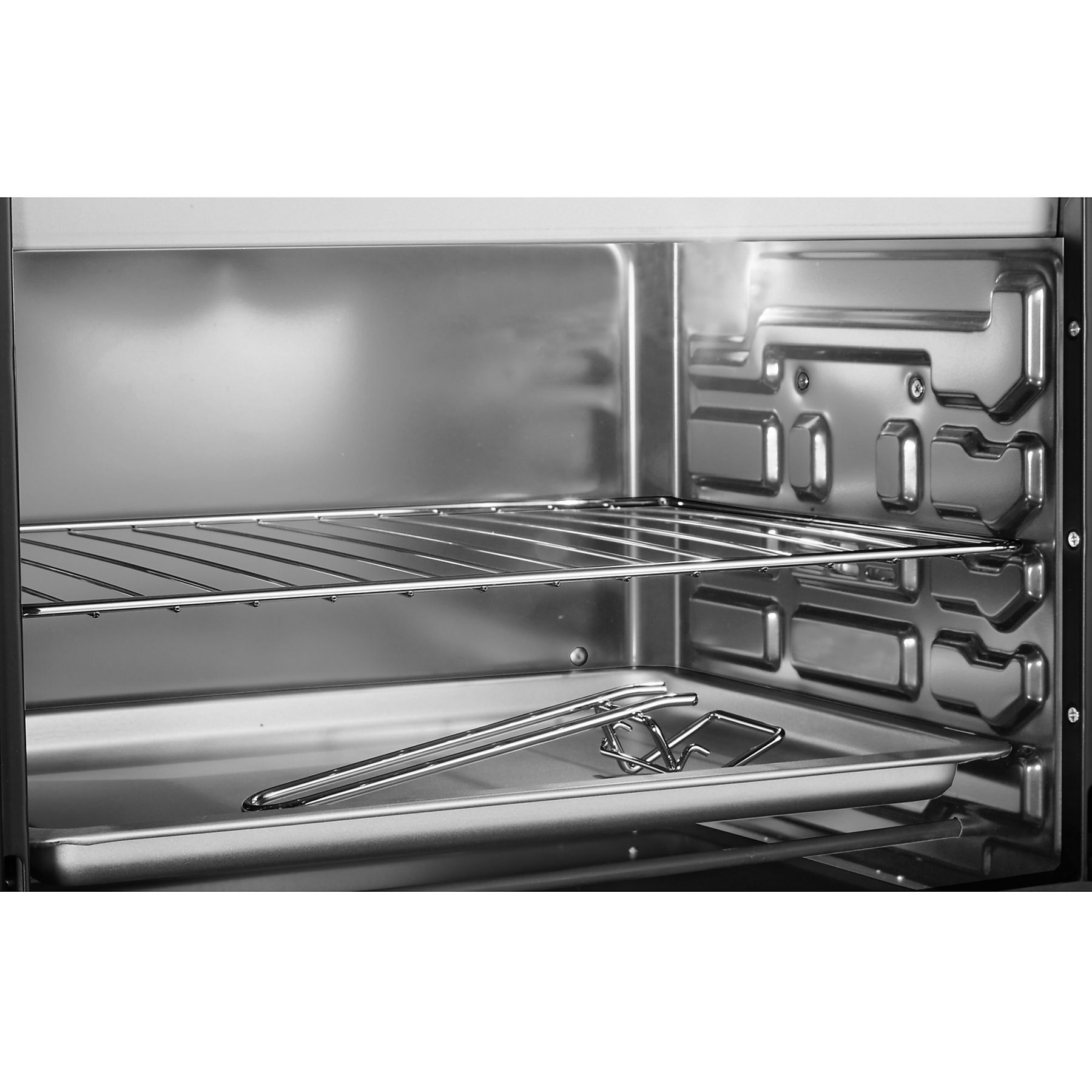 Wnętrze srebrnego piekarnika. Widoczny ruszt i taca. Ściany piekarnika również są srebrne.