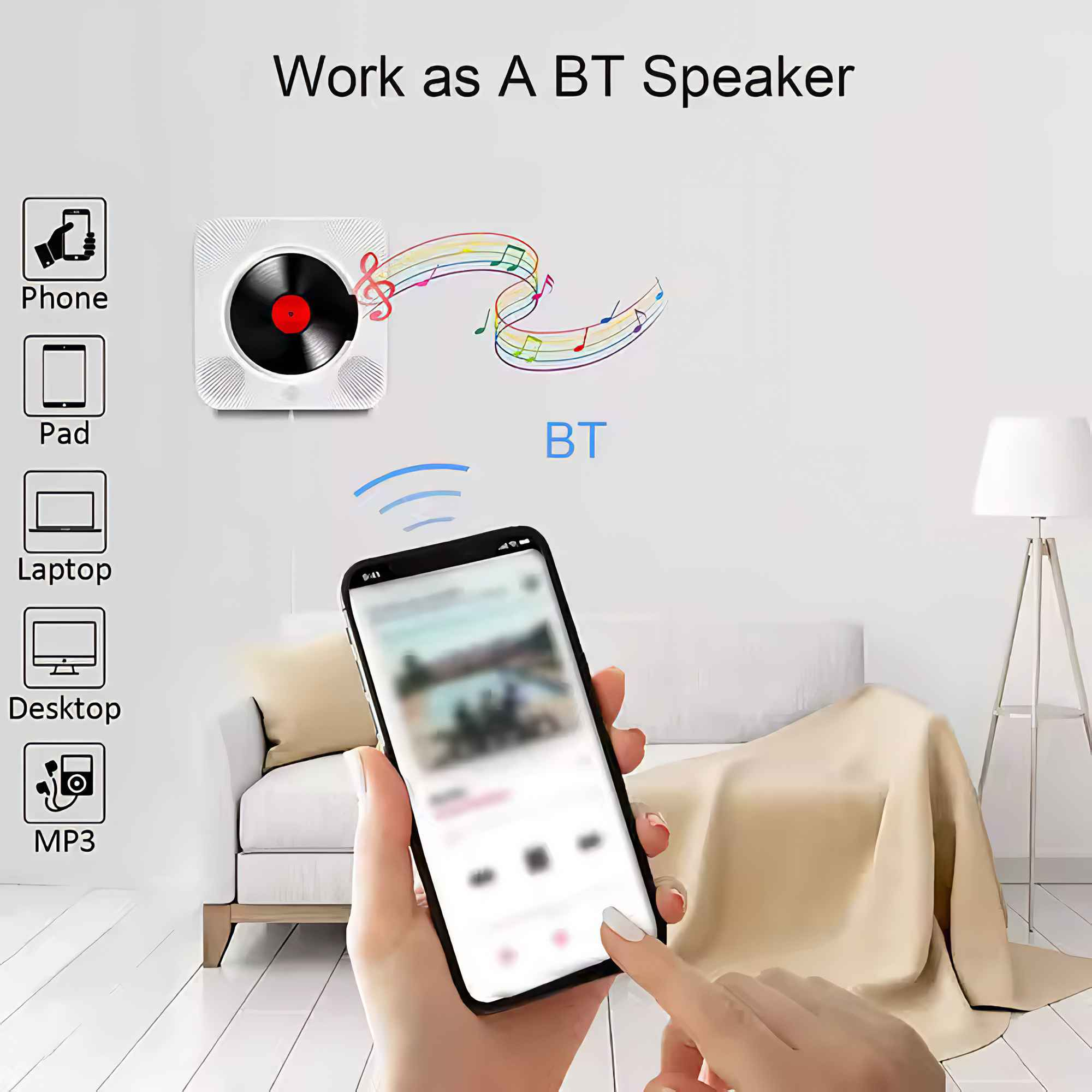 Eine Hand, die ein Telefon hält, ein weißer Musikplayer und ein Sofa sind im Bild. Das Telefon zeigt eine App-Oberfläche.