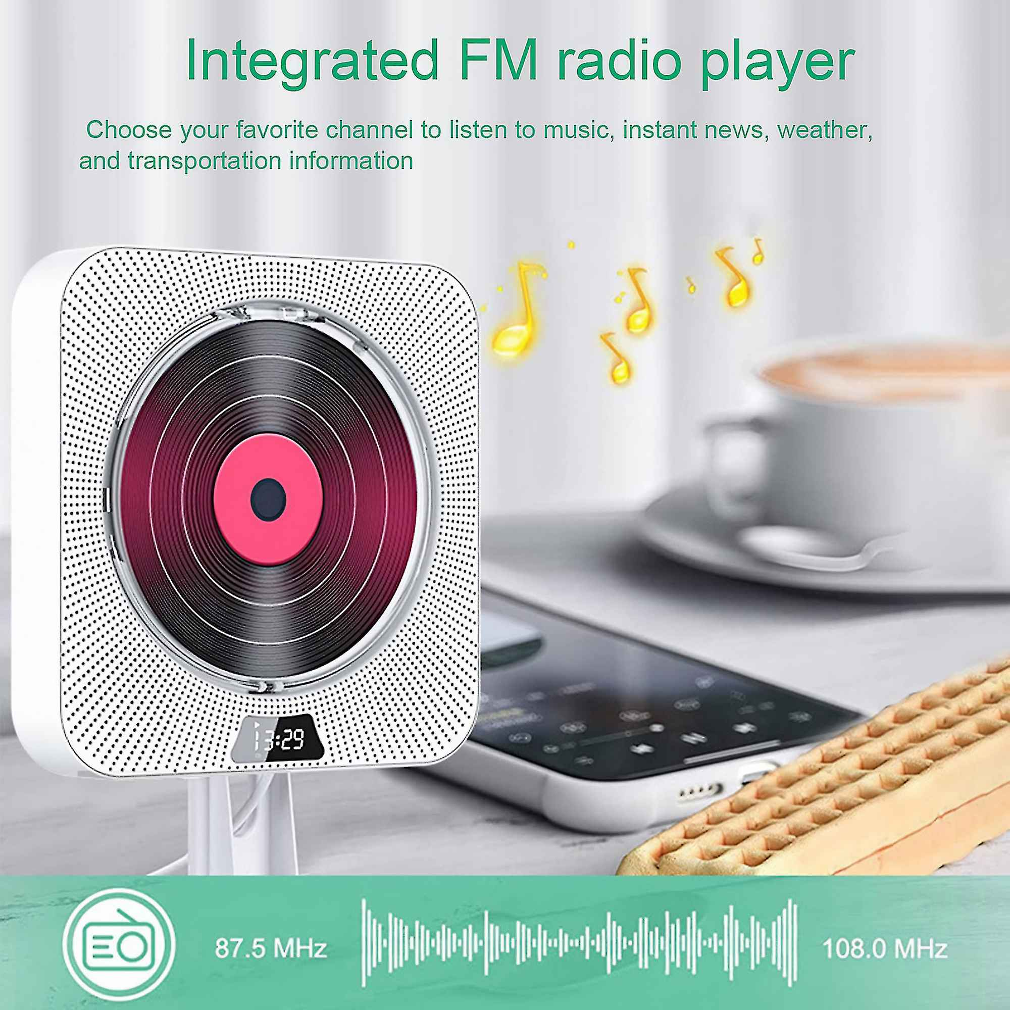 Ein UKW-Radioplayer wird angezeigt, mit einem Bildschirm, der die Uhrzeit anzeigt. Ein Telefon, eine Kaffeetasse und Notizen sind ebenfalls sichtbar.