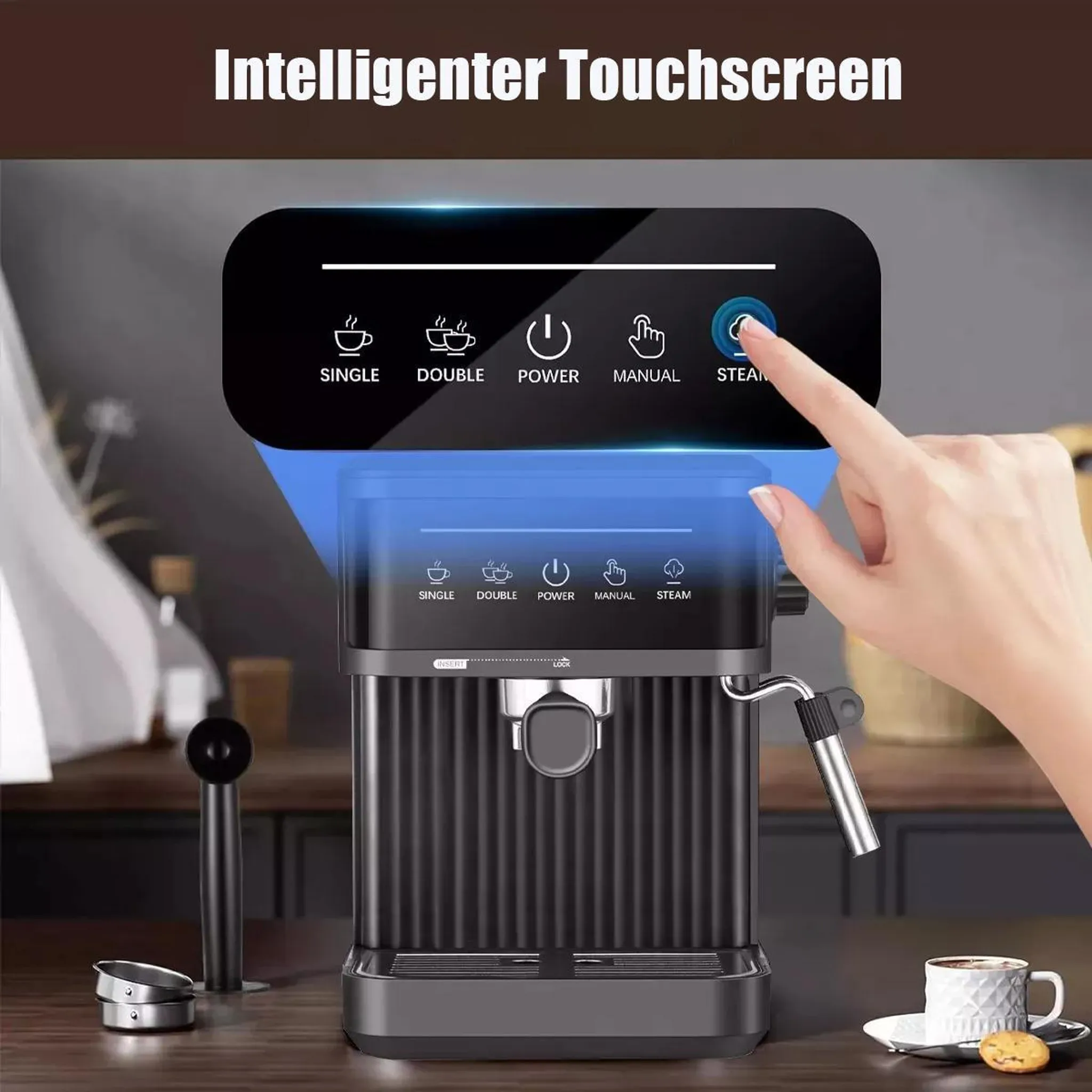 Eine Hand berührt die Dampftaste auf dem Touchscreen einer schwarzen Espressomaschine. Eine Tasse Kaffee und ein Keks stehen auf dem Tisch.