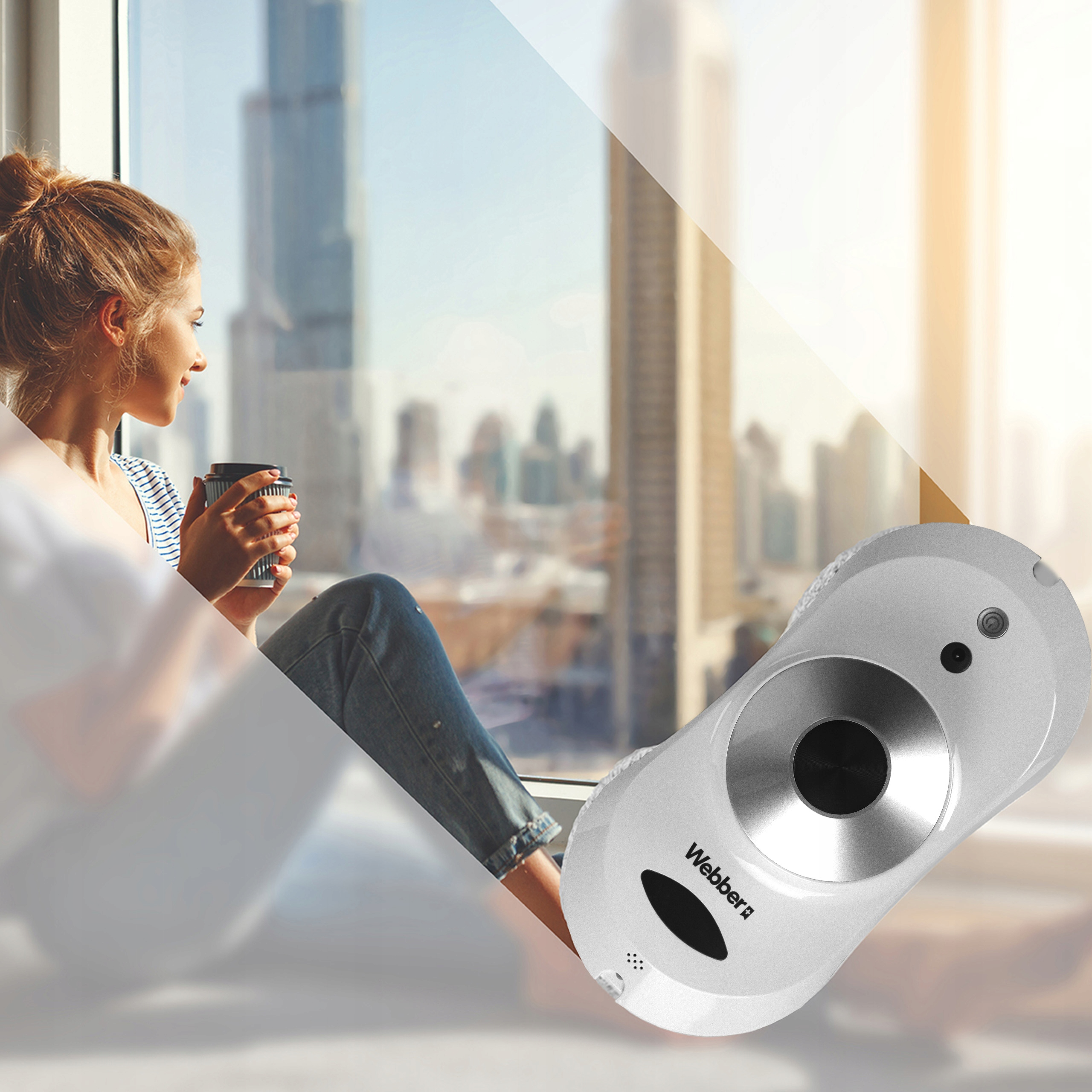 Kobieta przy oknie z filiżanką kawy, patrząca na miasto. Z prawej strony robot do mycia okien.