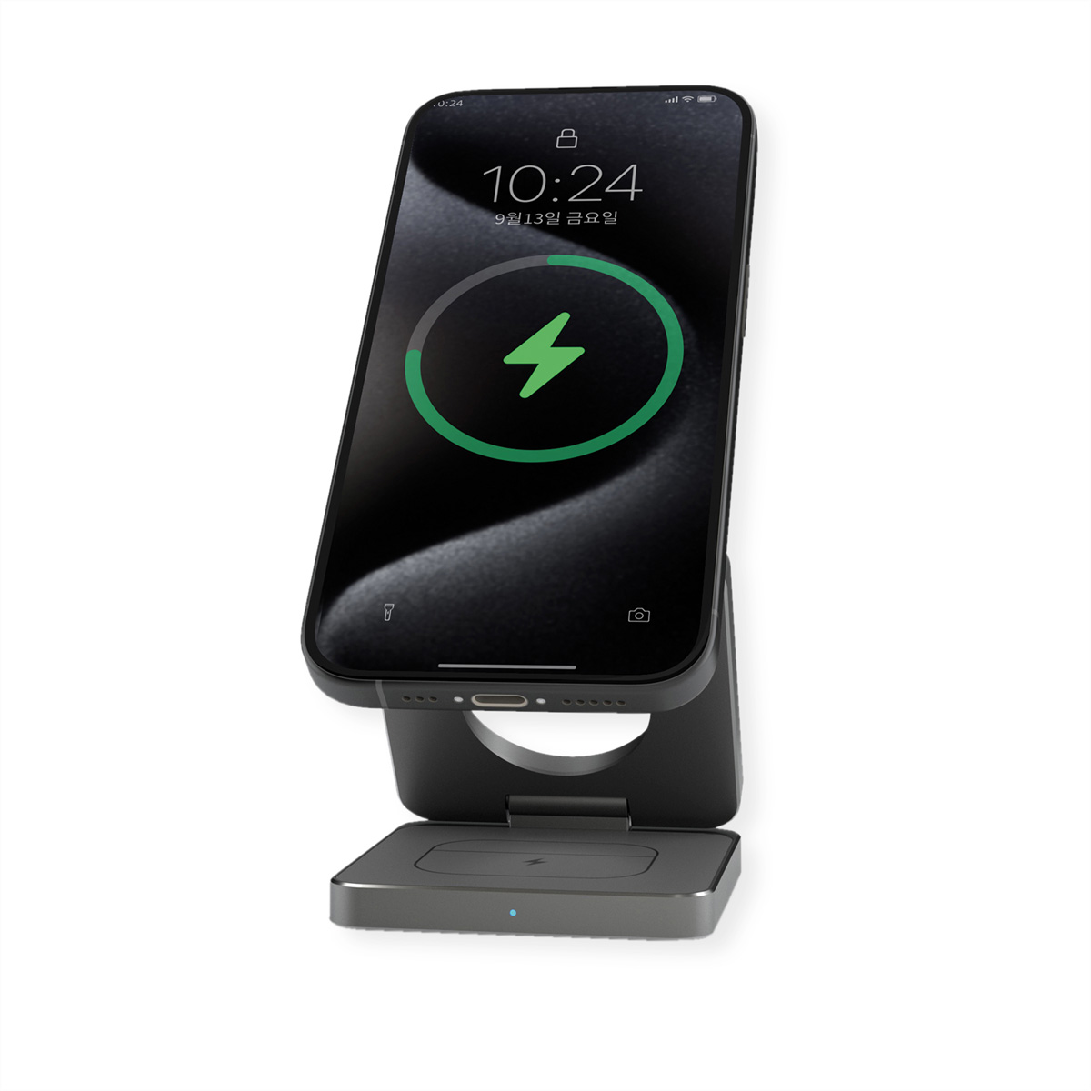 Uno smartphone nero si sta caricando in modalità wireless su un supporto di ricarica nero. Lo schermo mostra l'ora e un simbolo di ricarica.
