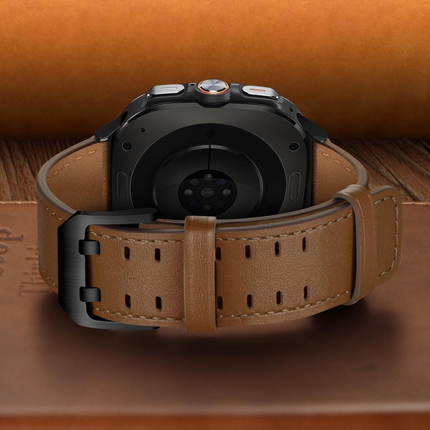 Nahaufnahme einer schwarzen Smartwatch mit braunem Lederarmband. Die Uhr liegt auf einer braunen Oberfläche mit Holzstruktur.