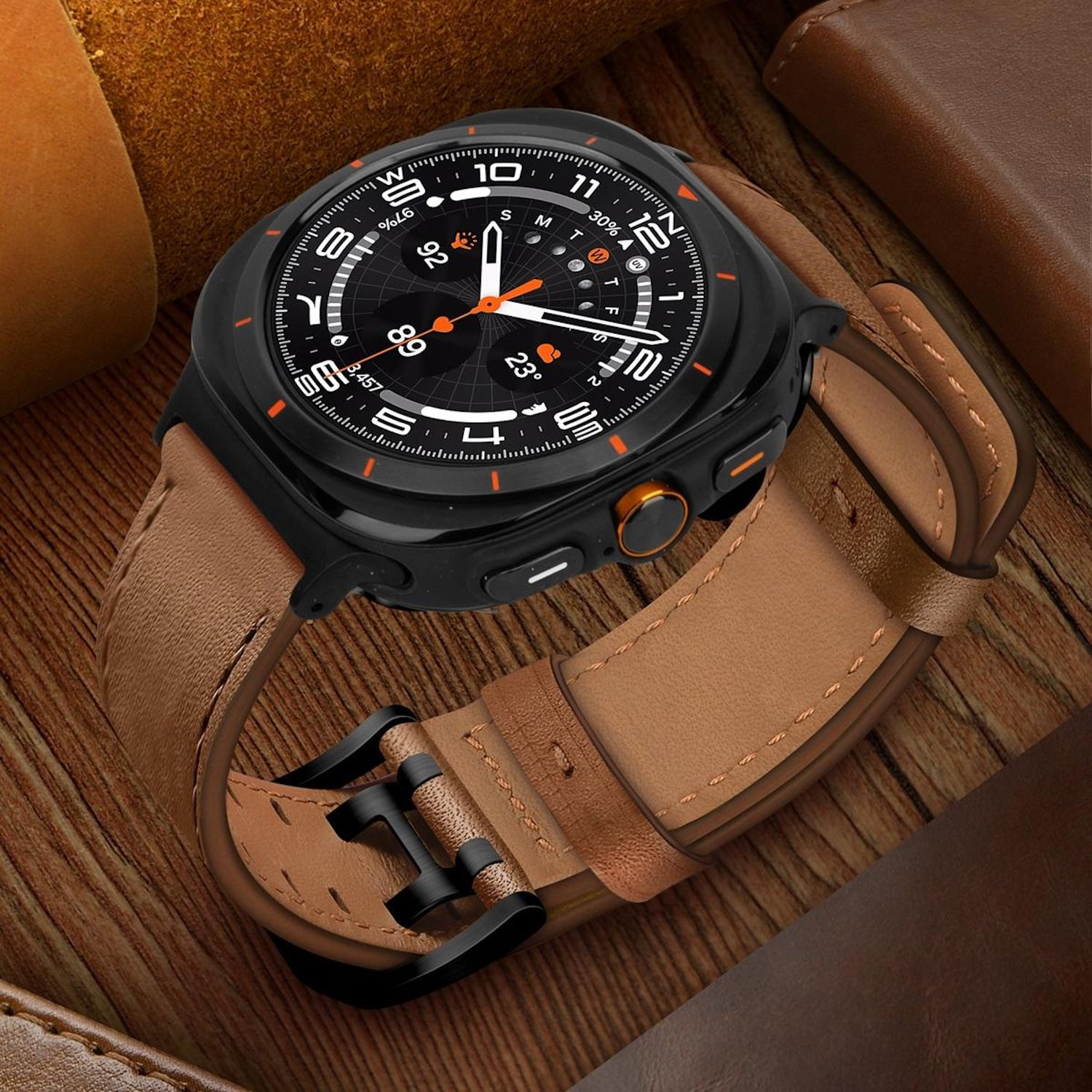 Eine Smartwatch mit schwarzem Gehäuse und braunem Lederarmband. Das Zifferblatt zeigt verschiedene Daten an. Die Uhr liegt auf braunem Untergrund.