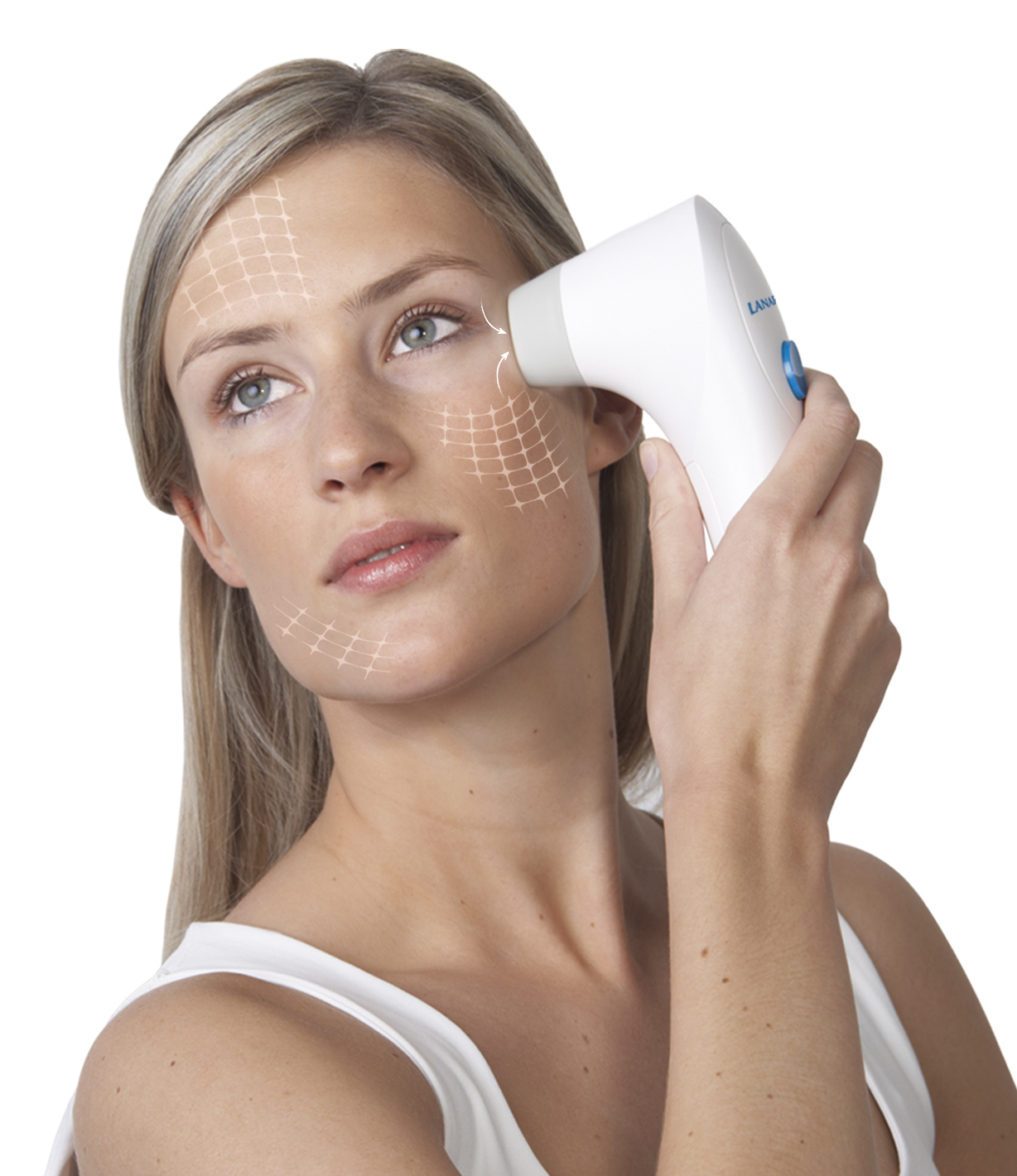 Una donna tiene un dispositivo bianco sul viso, con linee a griglia disegnate sulla pelle. Ha i capelli biondi e indossa un top bianco.