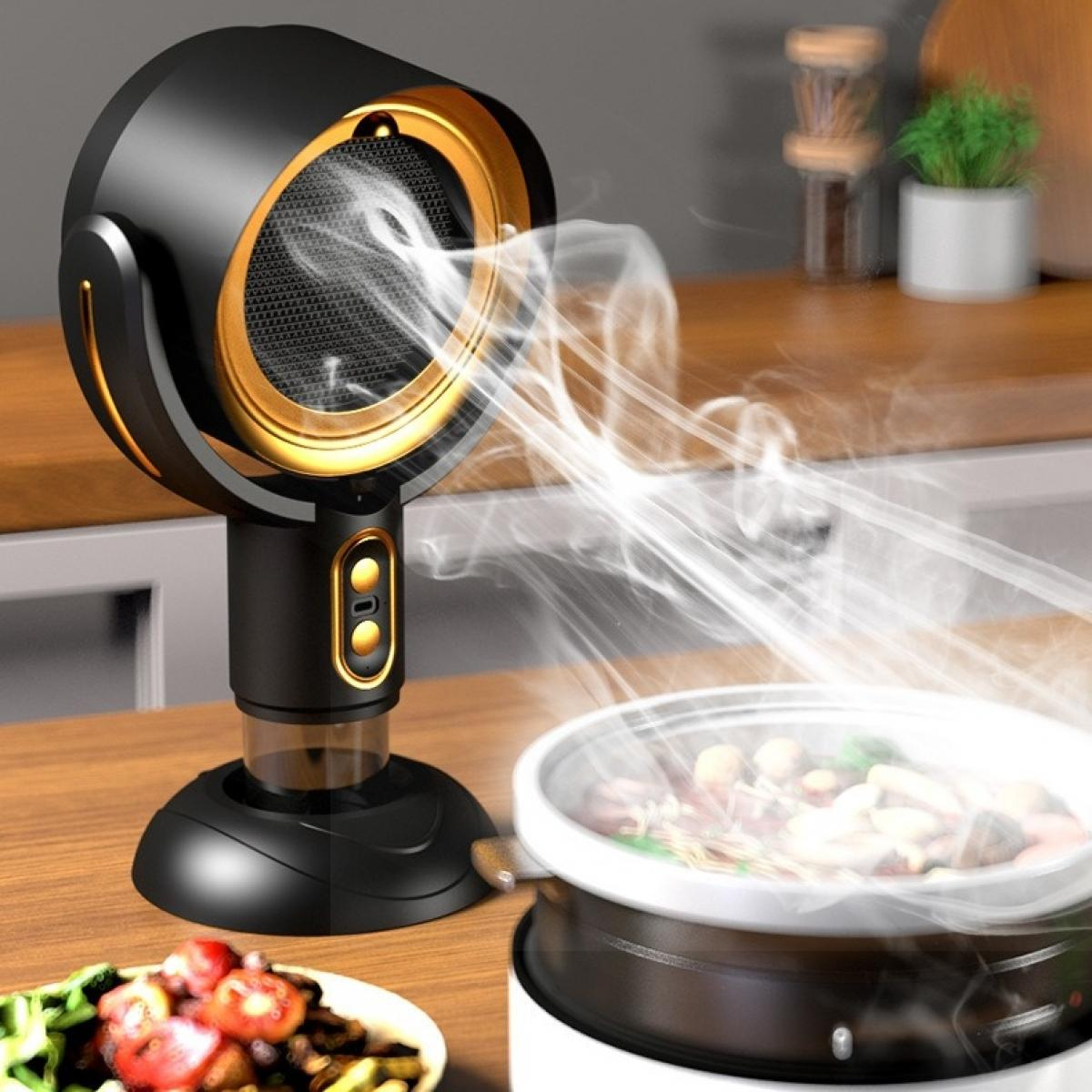 Ein schwarz-goldener Ventilator, der Dampf aus einem Topf mit Essen auf einem Holztisch bläst. Ein Teller mit Gemüse ist im Vordergrund.