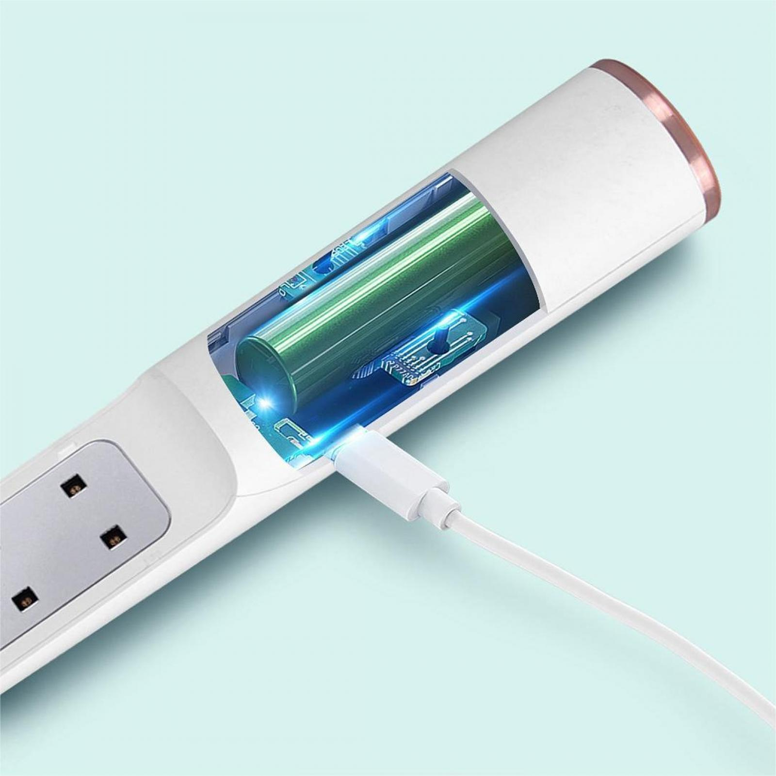 Weißes Gerät mit Ausschnitt, der eine grüne Batterie zeigt, die mit einem weißen Kabel geladen wird, auf hellblauem Hintergrund.