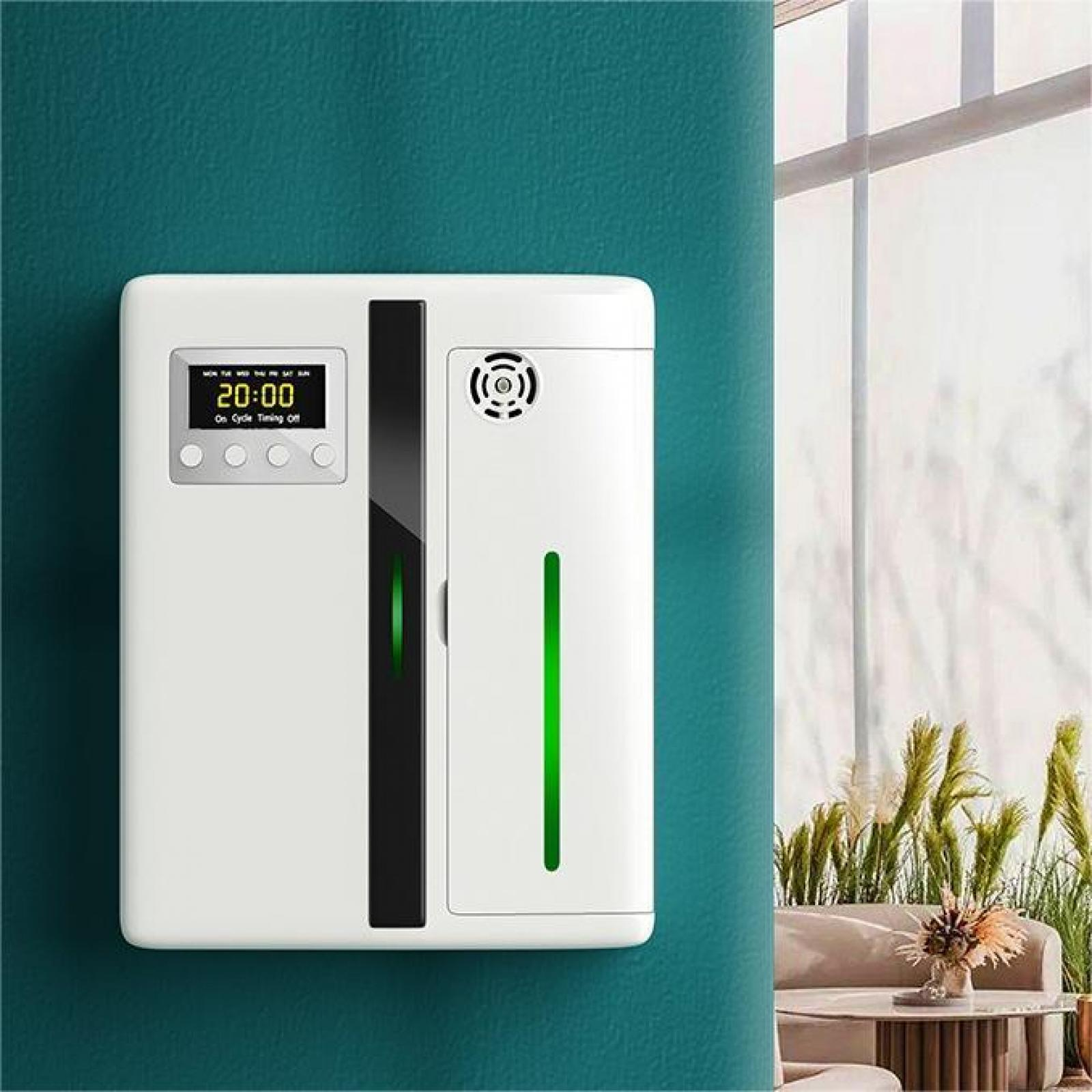 Ein weißer Lufterfrischer an einer türkisfarbenen Wand. Es hat eine Digitaluhr und ein grünes Licht. Im Hintergrund befindet sich ein Fenster.