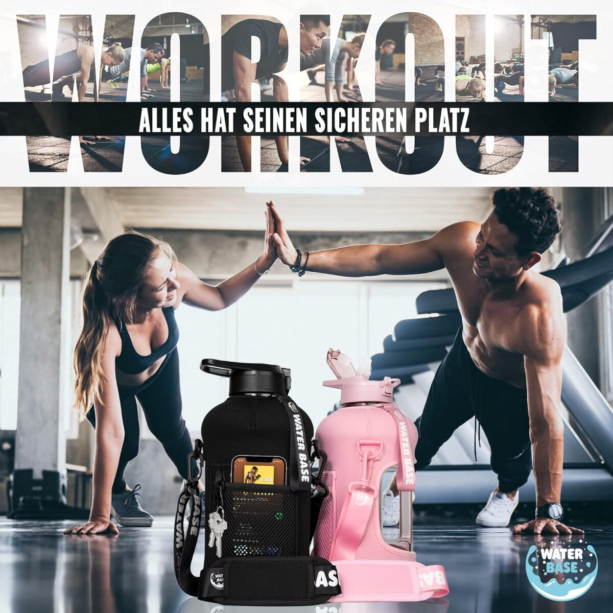 Eine Szene im Fitnessstudio mit Leuten, die trainieren. High Five zwischen zwei Personen. Wasserflaschen im Vordergrund. Textüberlagerung: WORKOUT, WATER BASE.