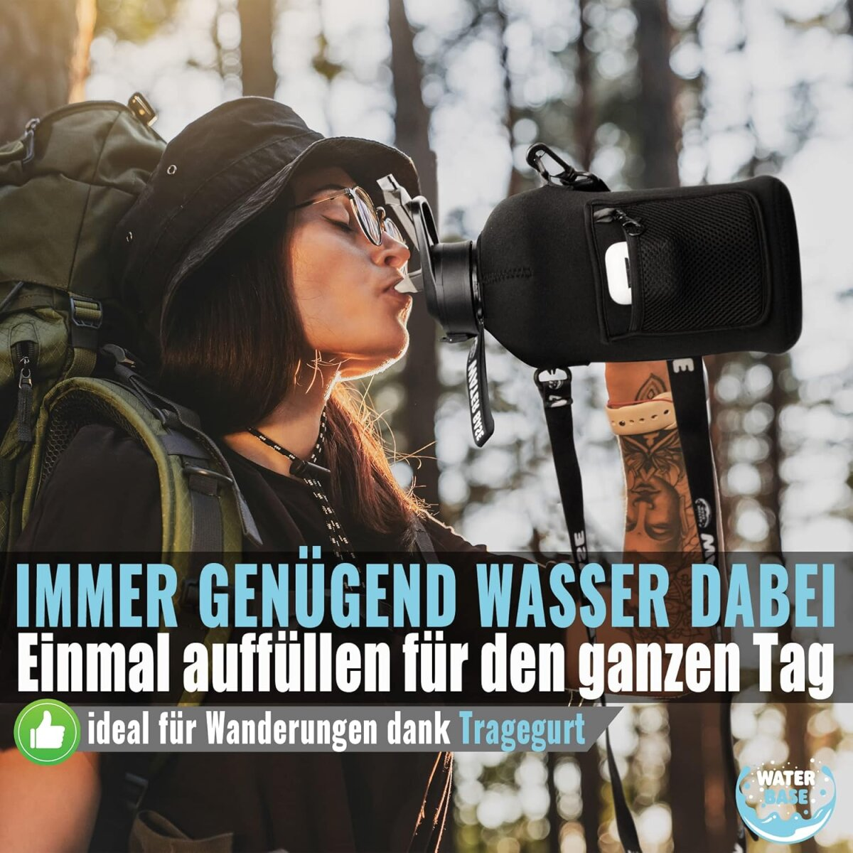 Eine Frau trinkt im Wald aus einer Wasserflasche. Sie trägt einen Hut und eine Brille. Die Flasche ist in einem schwarzen Halter.