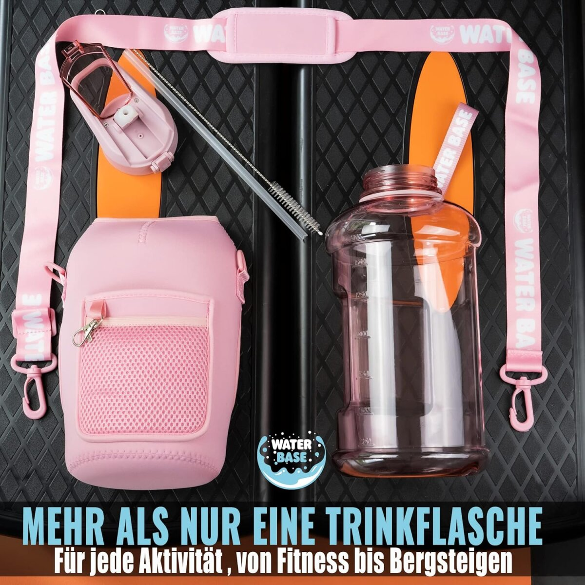 Eine rosa Wasserflasche mit Riemen und rosa Tragetasche. Eine Flaschenbürste und das Logo der Marke sind ebenfalls sichtbar.