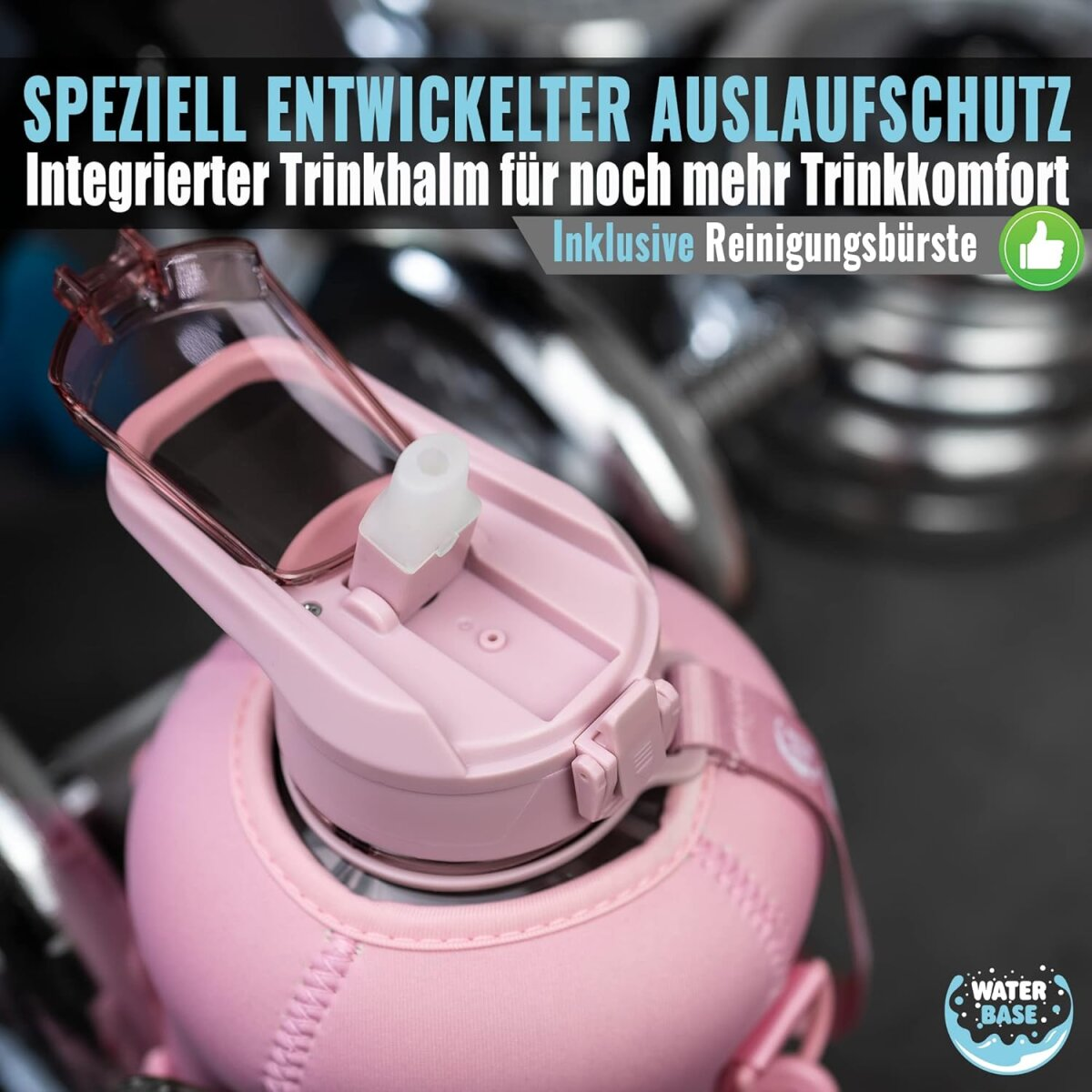 Eine rosa Wasserflasche mit Schutzhülle, offenem Deckel und Strohhalm. Der Text oben lautet: Speziell entwickelter Auslaufschutz.