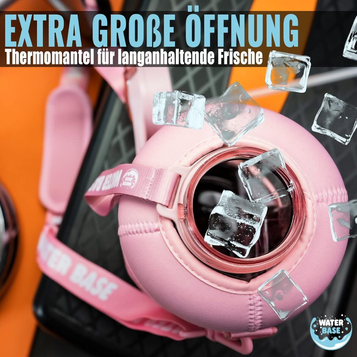 Rosa Wasserflasche mit Eiswürfeln, Riemen und Text 'WATER BASE'. Der Hintergrund ist orange und schwarz.