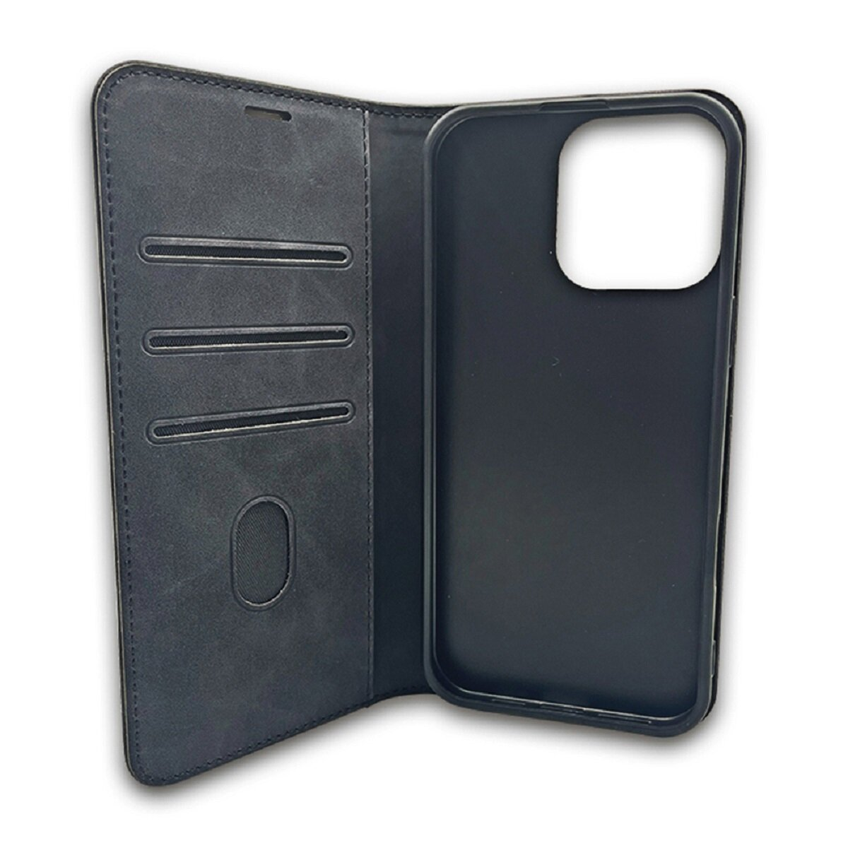 Geöffnete schwarze Leder-Handyhülle mit Kartenfächern. Die Innenseite der Handyhülle ist schwarz. Weißer Hintergrund.