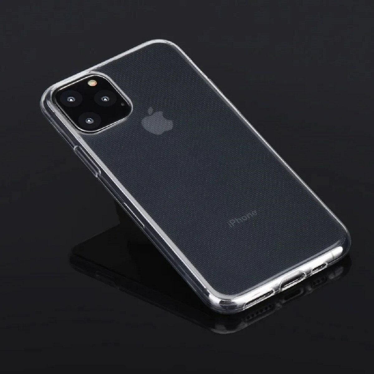 Eine transparente iPhone 11 Pro Hülle auf schwarzem Untergrund. Rückseite und Kamera des Telefons sind sichtbar, mit dem Apple-Logo.