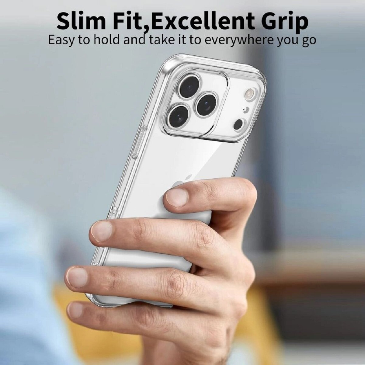 Eine Hand hält eine durchsichtige Handyhülle mit einem Telefon darin. Die Hülle hat einen glänzenden Rand. Der Hintergrund ist unscharf.