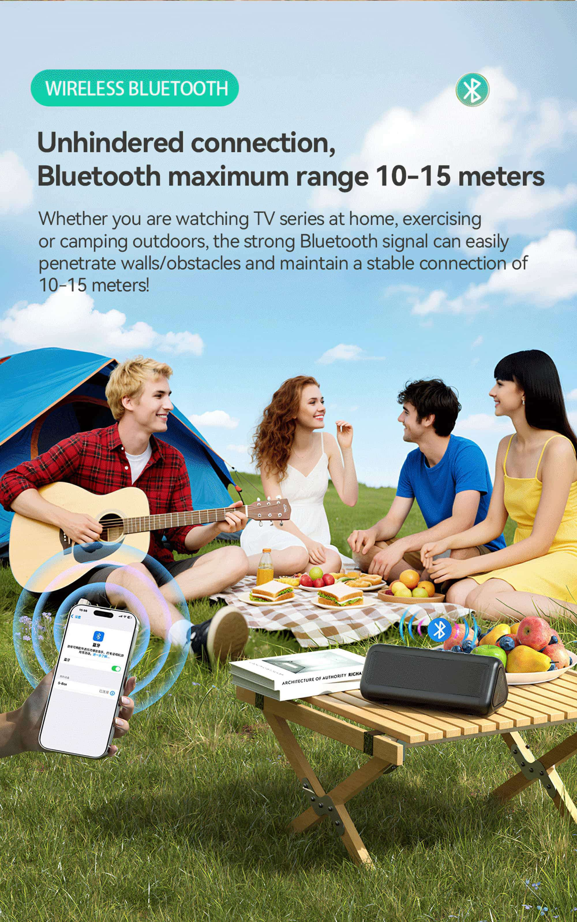 Freunde im Freien mit Gitarre, Essen, Bluetooth-Lautsprecher, Telefon und Zelt, genießen ein Picknick mit blauem Himmel.