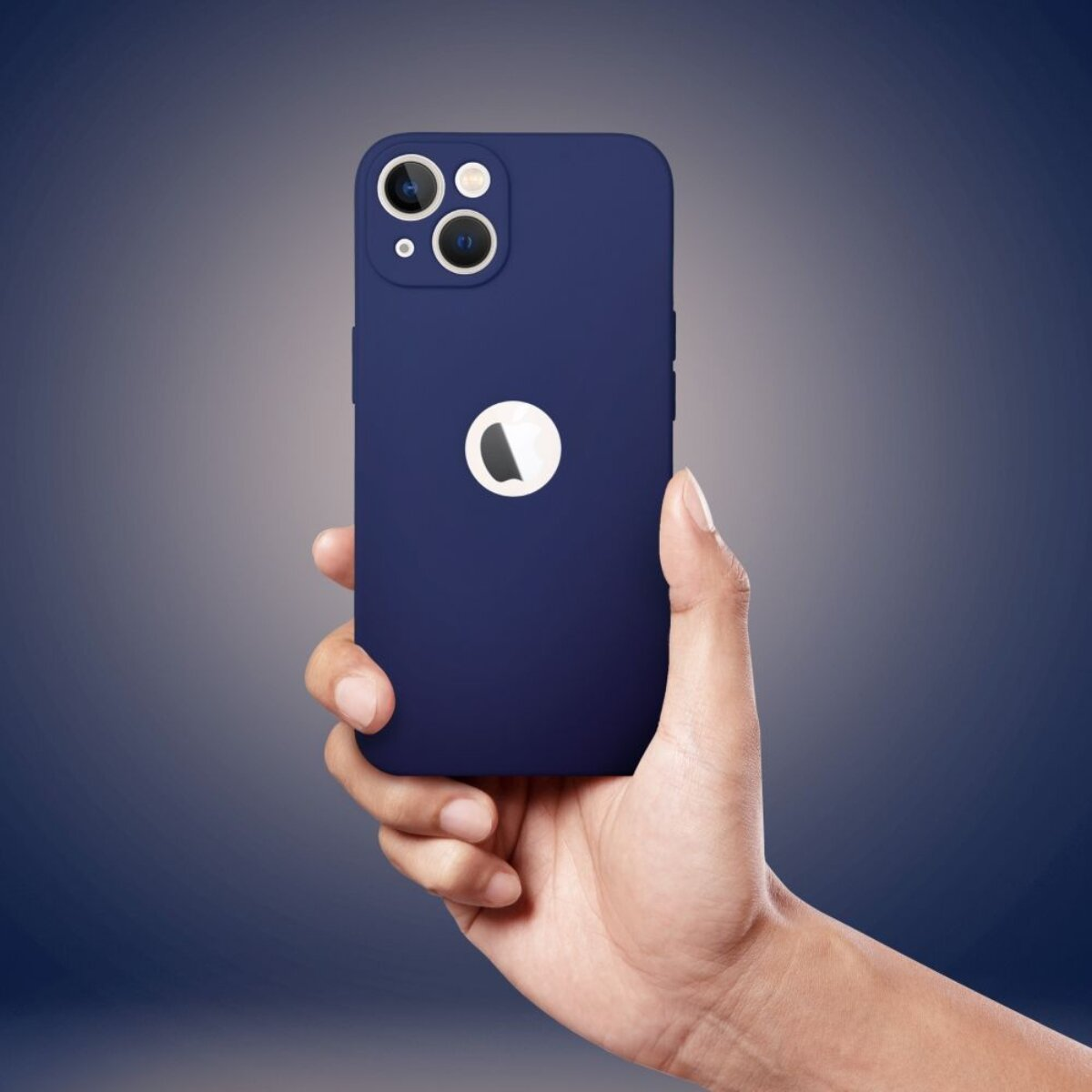 Eine Hand hält ein blaues iPhone in einer Hülle. Das Telefon hat ein weißes Apple-Logo und eine Dreifach-Kamera.
