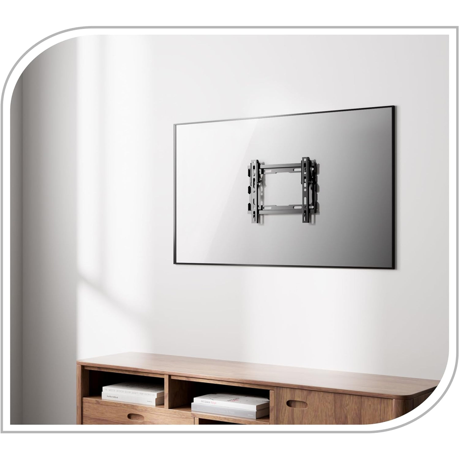 Support TV sur mur blanc. En bas, meuble en bois avec livres. Ombres projetées sur le mur.