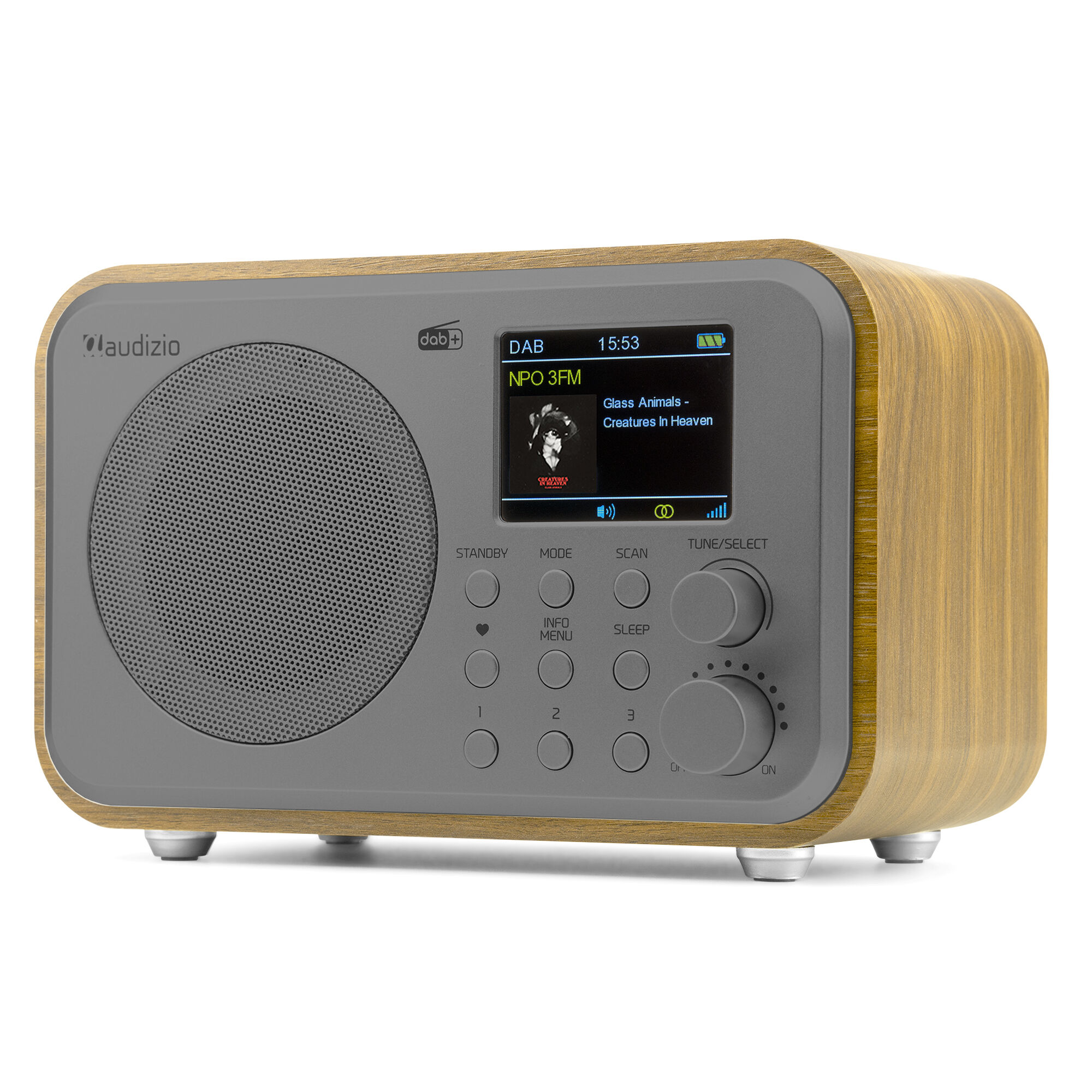 Una radio moderna con una pantalla que muestra información de la estación. Tiene un marco de madera, botones y un altavoz.