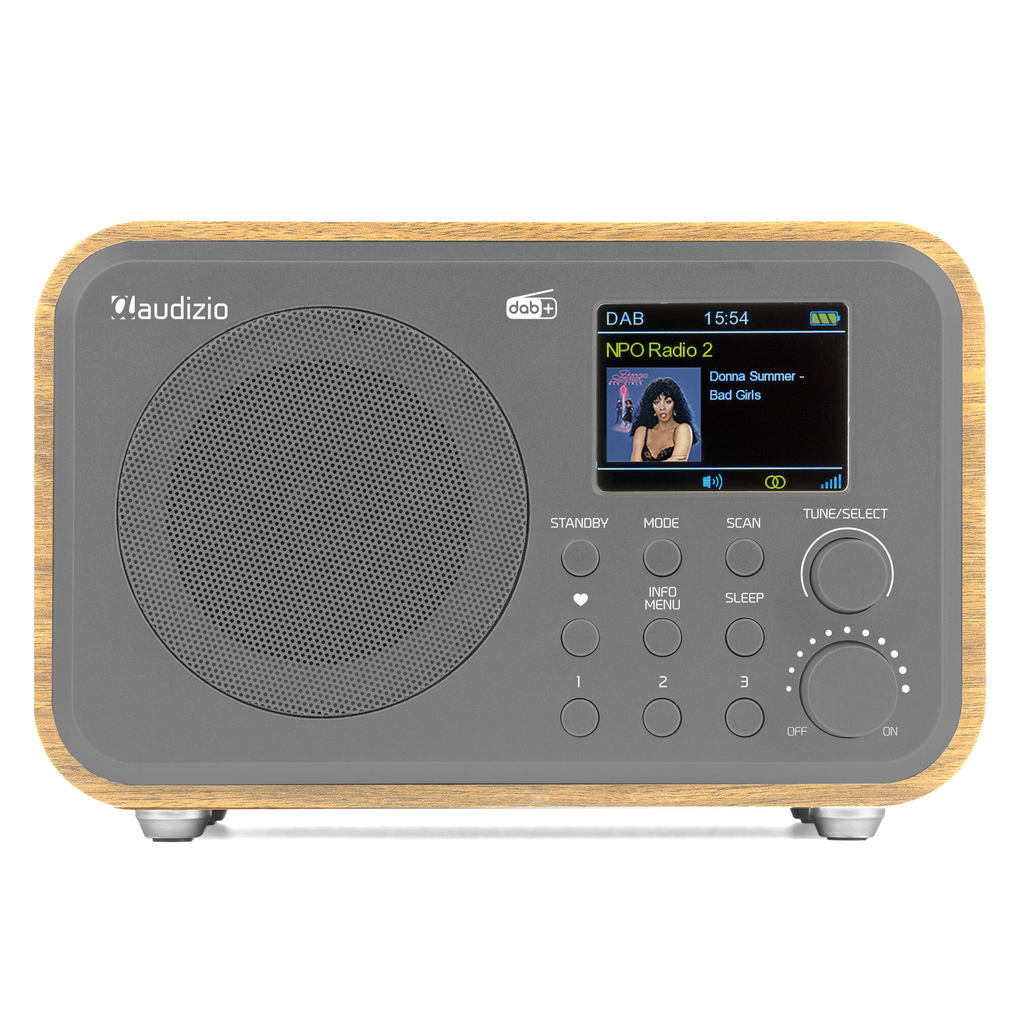 Una radio DAB gris y veteada de madera muestra una canción y la hora. Hay botones y un dial.