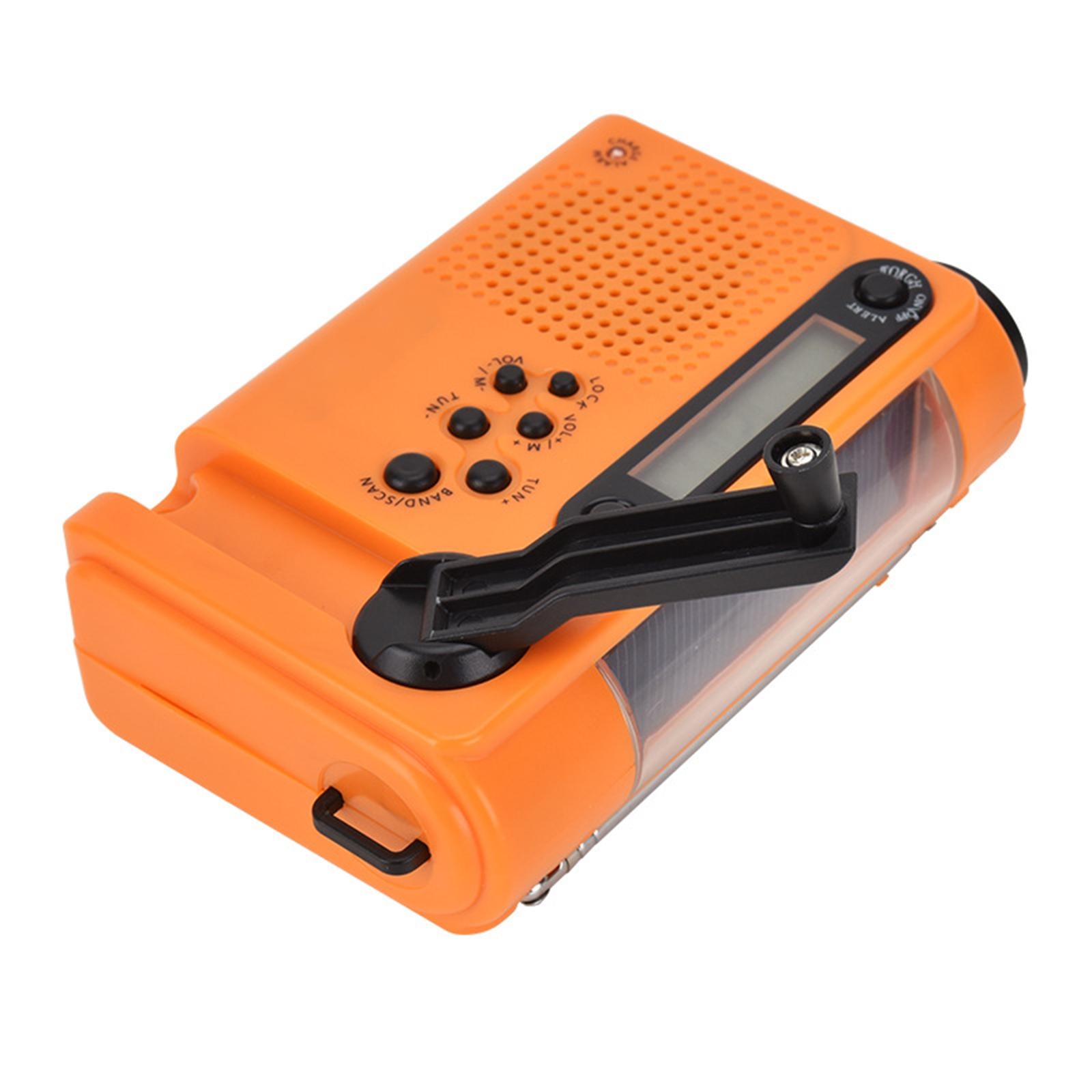 Oranges Handkurbelradio mit Knöpfen, Digitalanzeige und Kurbel. Das Radio hat ein Solarpanel.