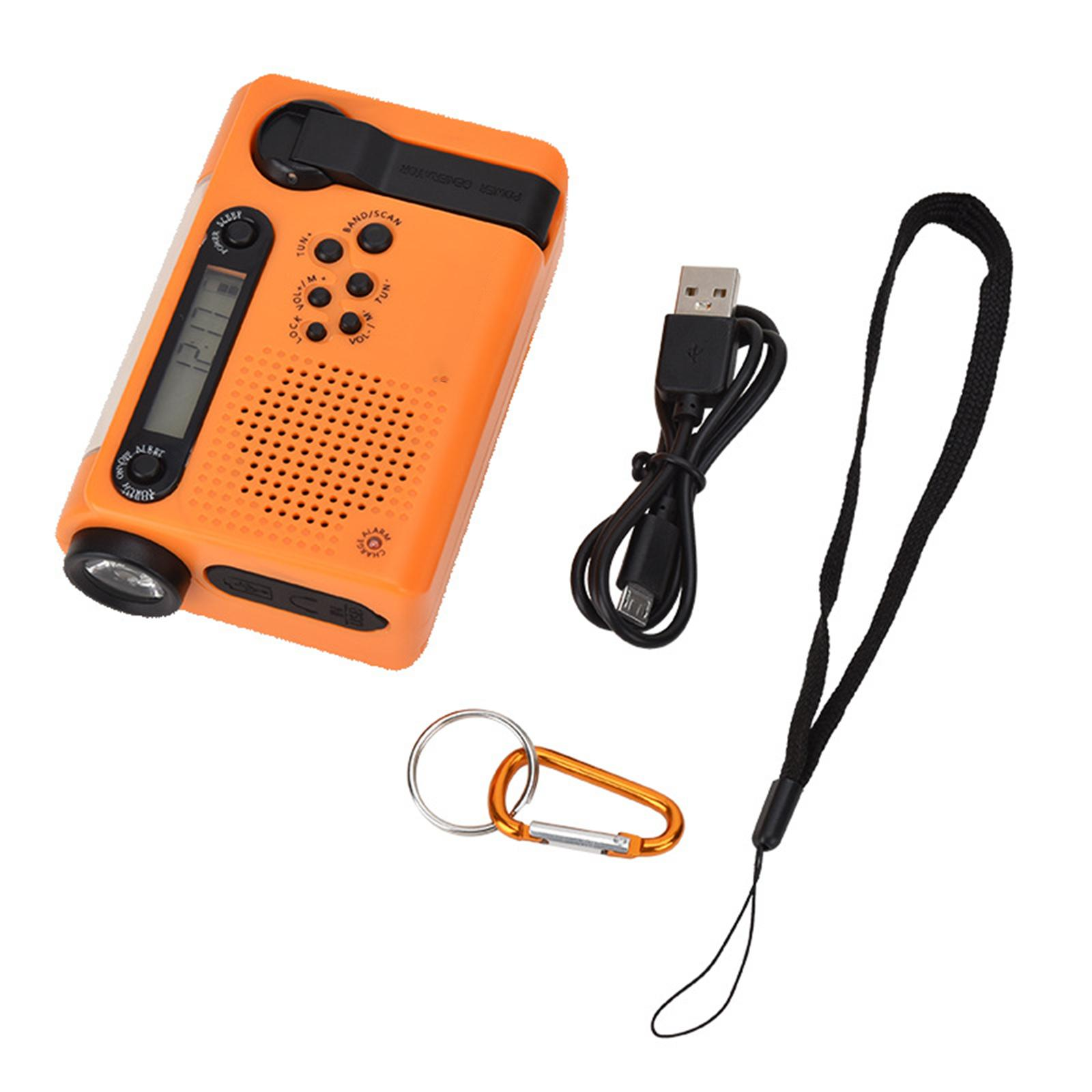 Ein orangefarbenes Handkurbelradio mit Zubehör: USB-Kabel, Karabiner und schwarzem Gurt. Das Radio hat eine Digitalanzeige.