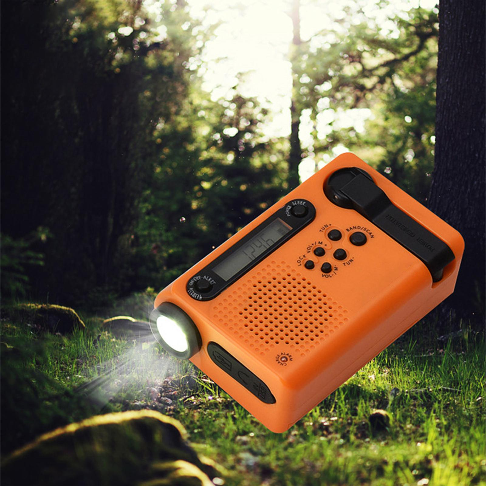 Oranges Notfunkgerät mit Taschenlampe im Wald. Die Taschenlampe ist eingeschaltet und beleuchtet den Vordergrund.