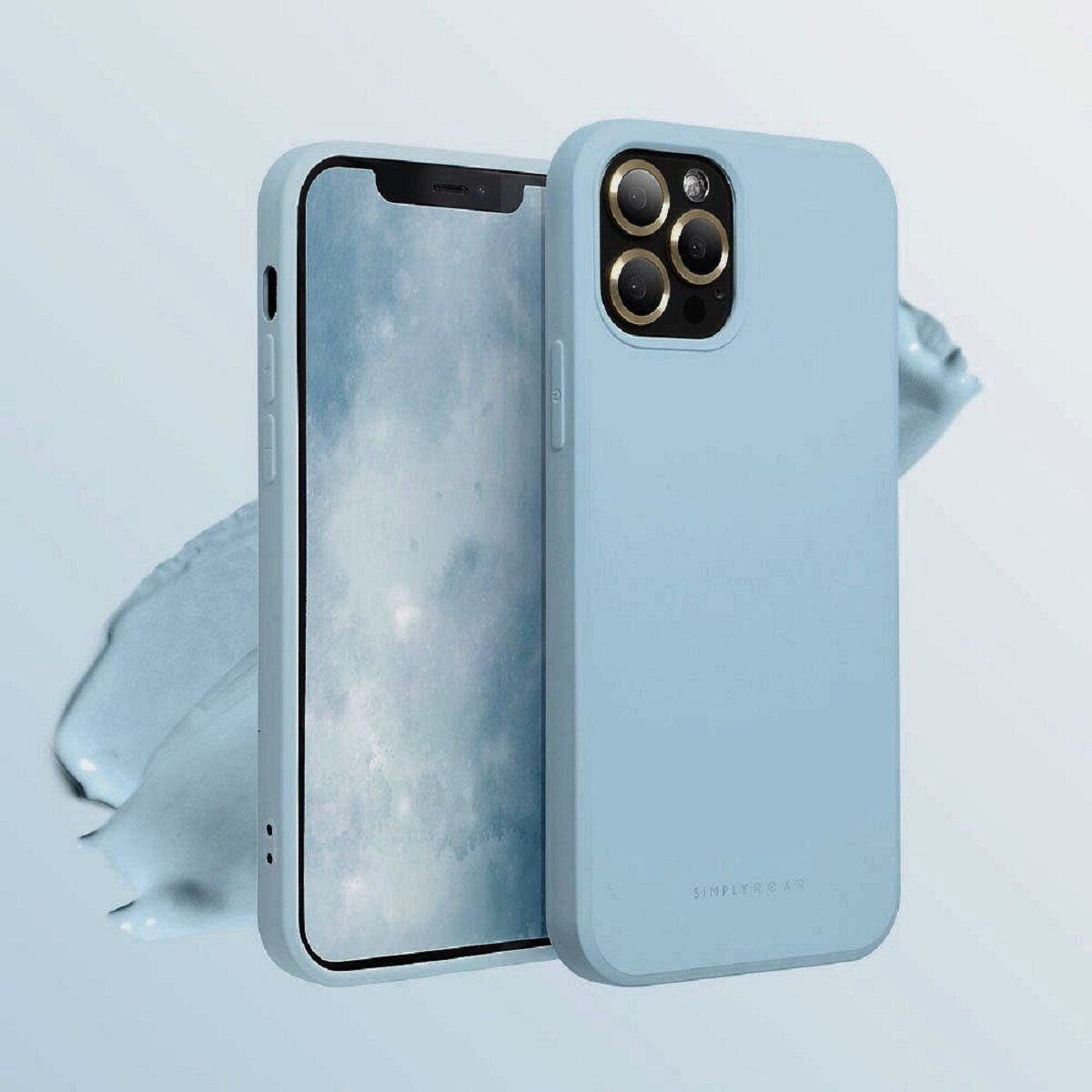 Zwei hellblaue iPhone-Hüllen, eine mit sichtbarem Bildschirm, die andere zeigt die Rückseite mit drei goldenen Kameralinsen.