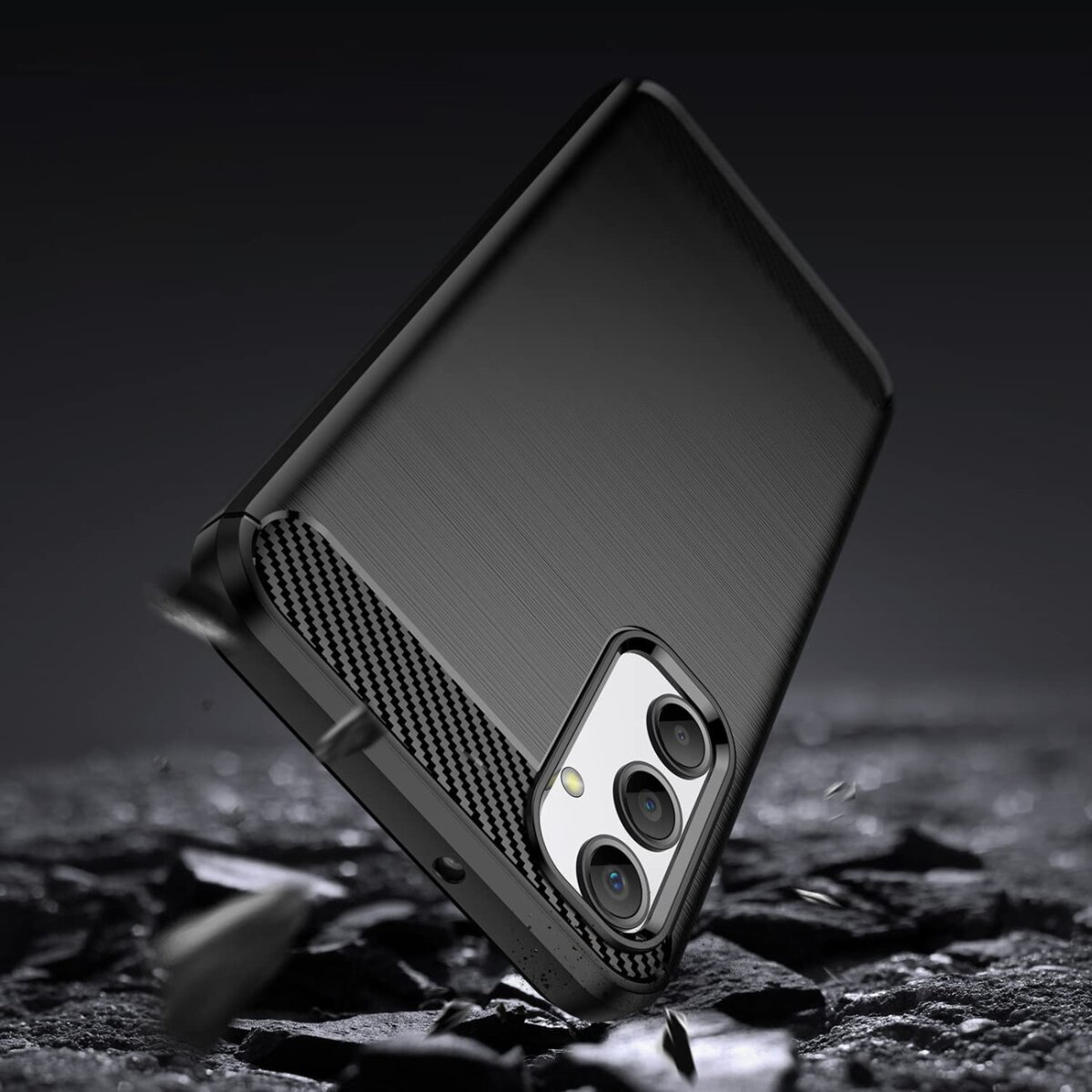 Custodia nera per telefono con dettaglio fotocamera, angolata e in caduta. La superficie mostra la trama. Sullo sfondo, superficie grigio scuro.