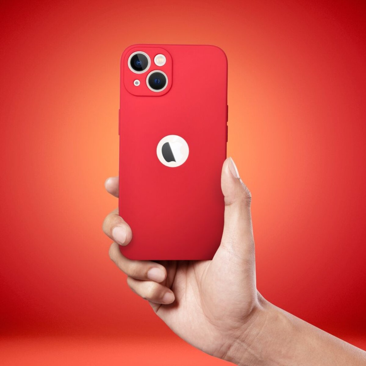 Eine Hand hält ein rotes iPhone. Das Telefon hat ein weißes Apple-Logo. Der Hintergrund ist ein roter und orangefarbener Farbverlauf.